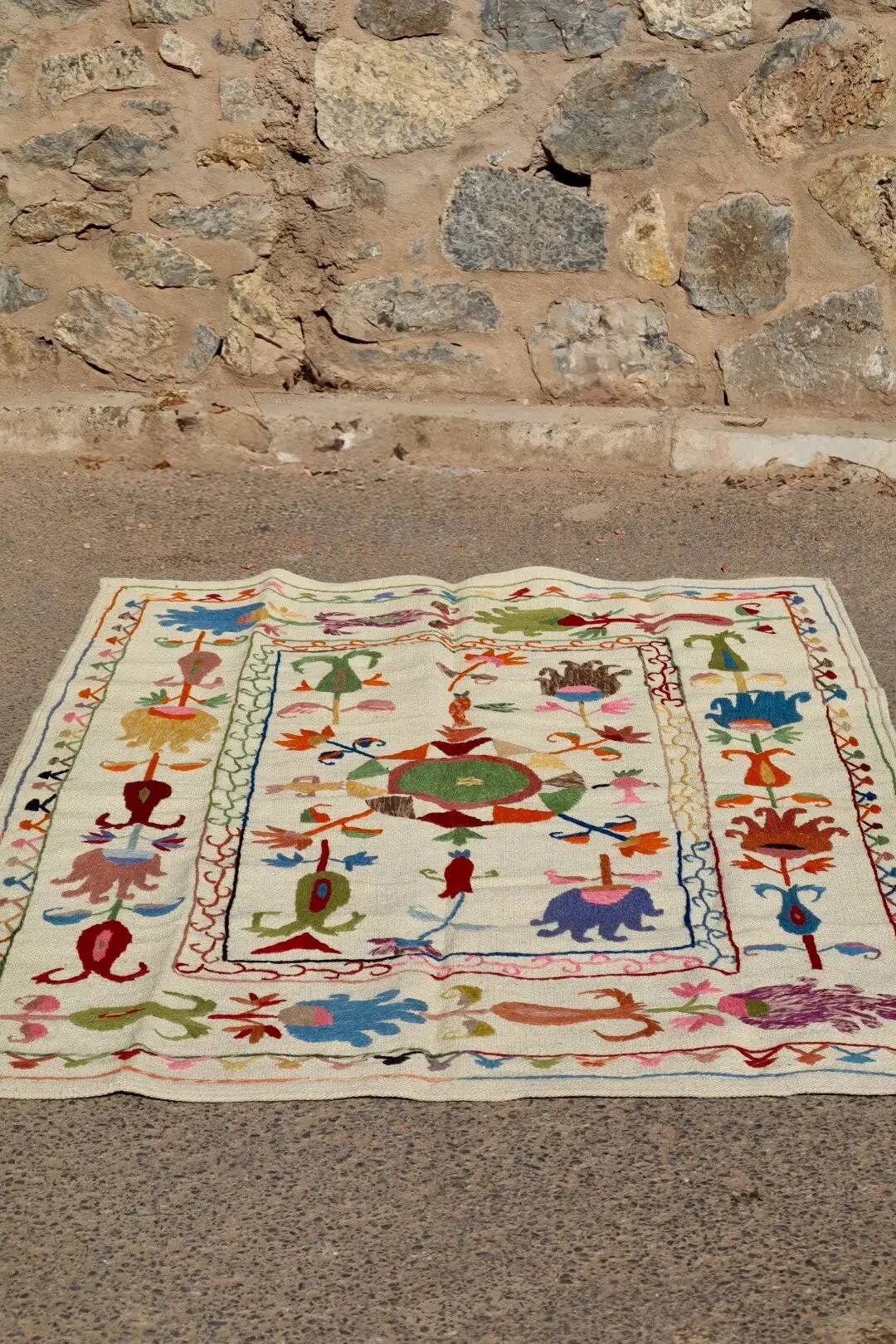 Multicoloured white kilim suzani rug – 180 x 120 cm