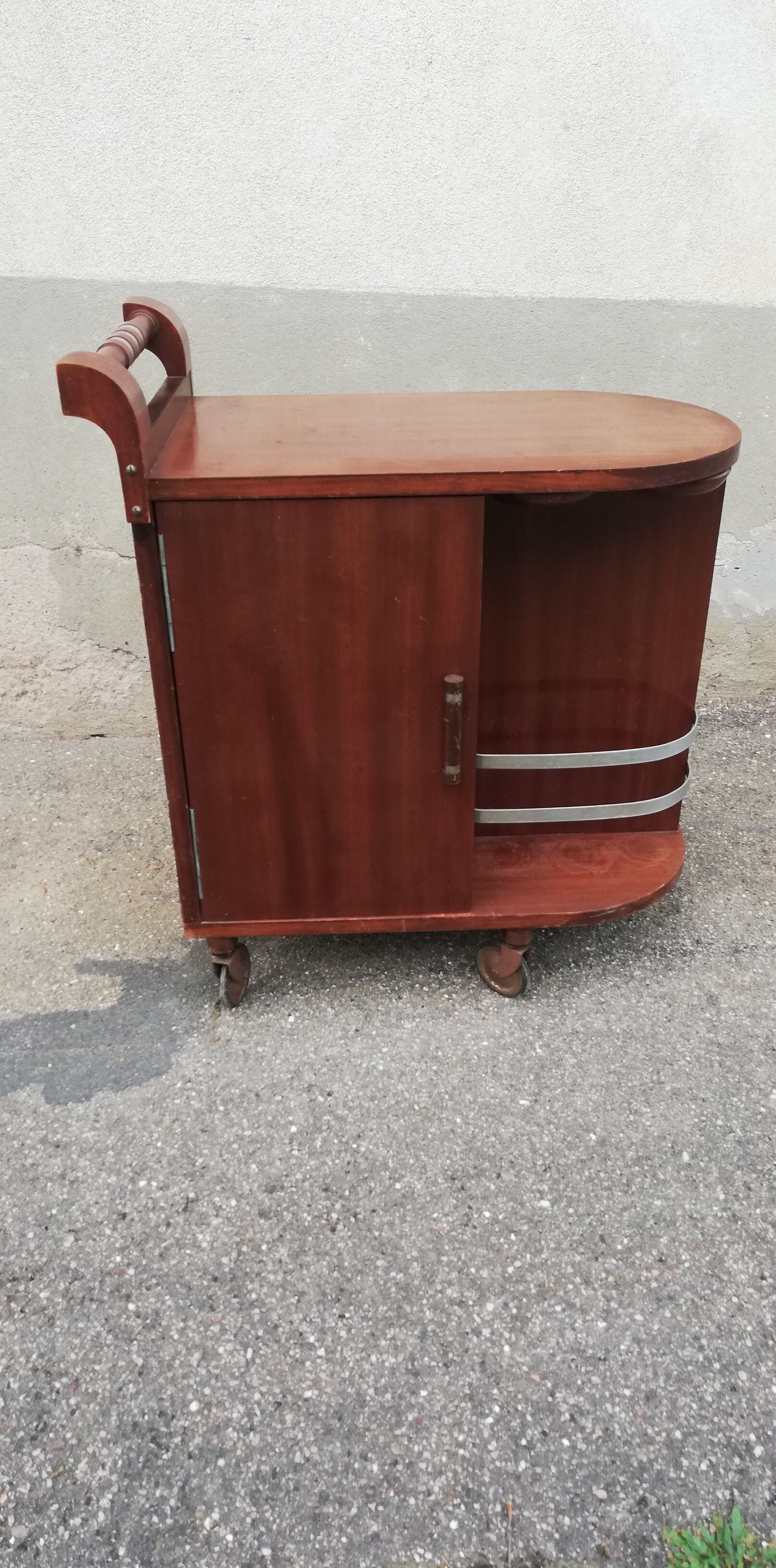 Bar on art deco wheels