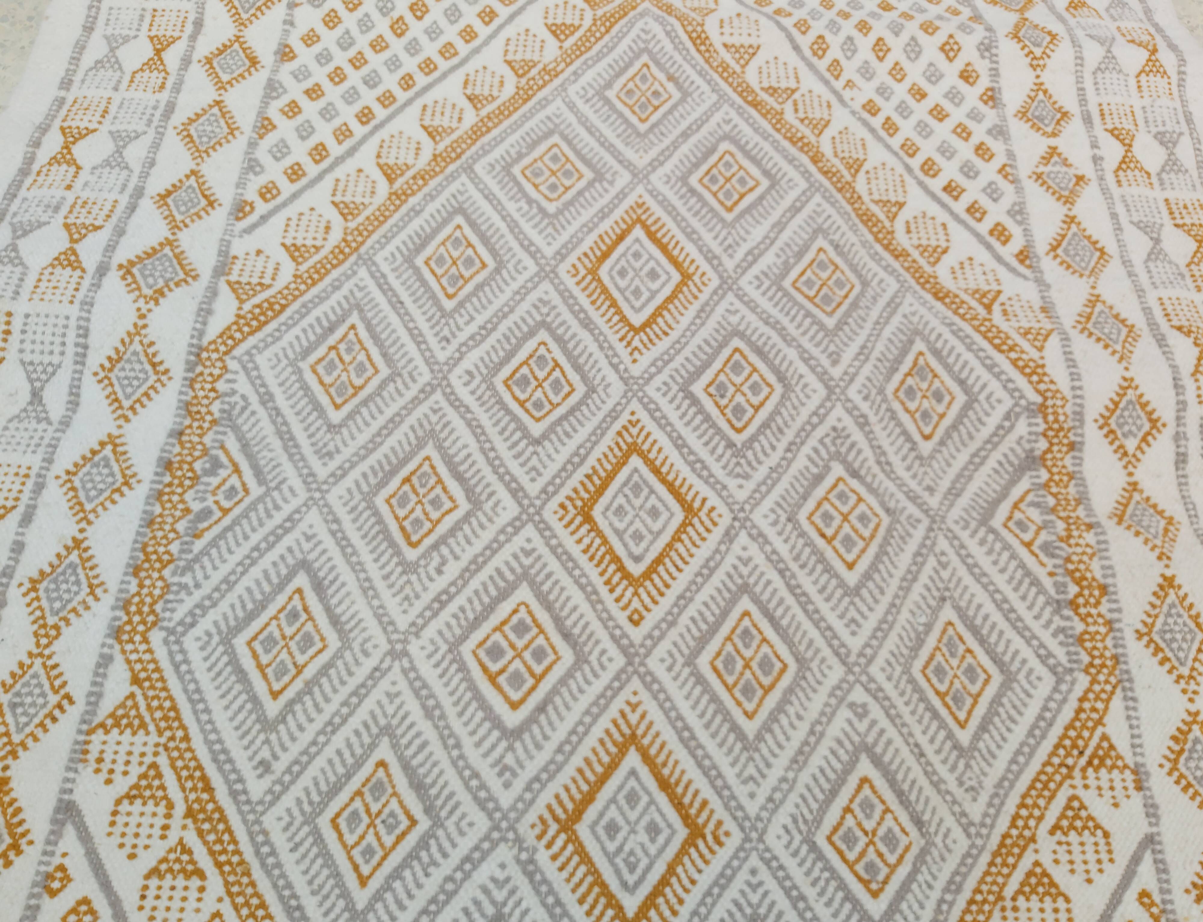 Traditional hand-woven carpet in pure wool 114x200cm
