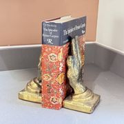 Paire de serre-livres vintage en bronze formant mains en prière dorées