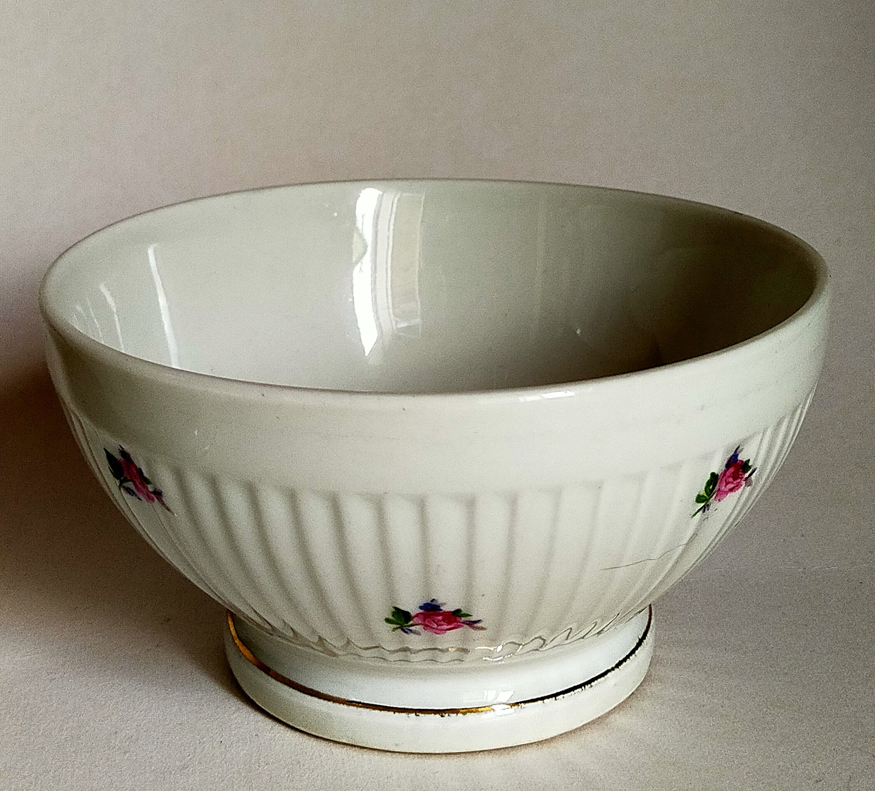Five matching antique porcelain and earthenware bowls