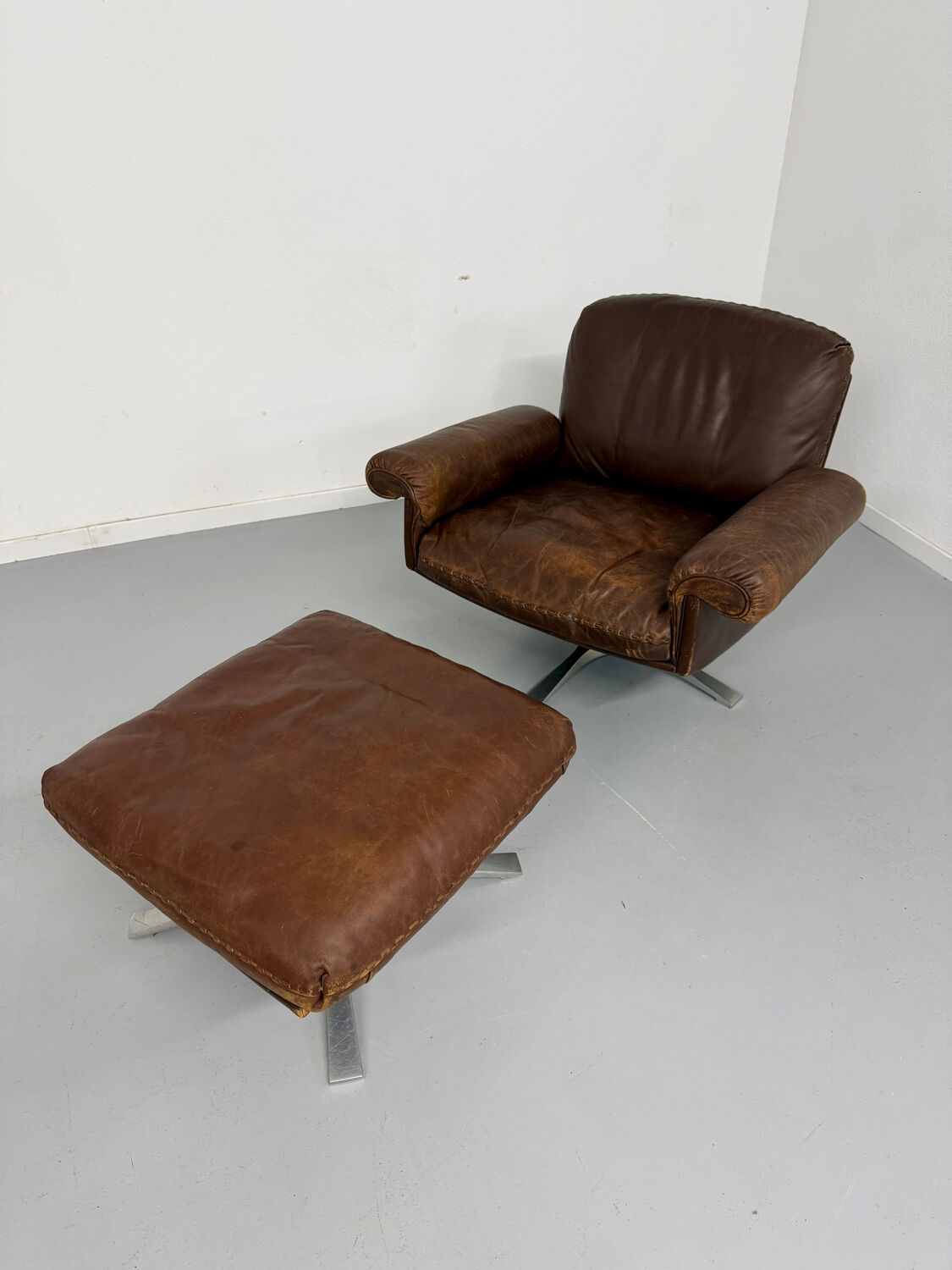 Vintage 70s brown leather ottoman chair design DE SEDE DS-31