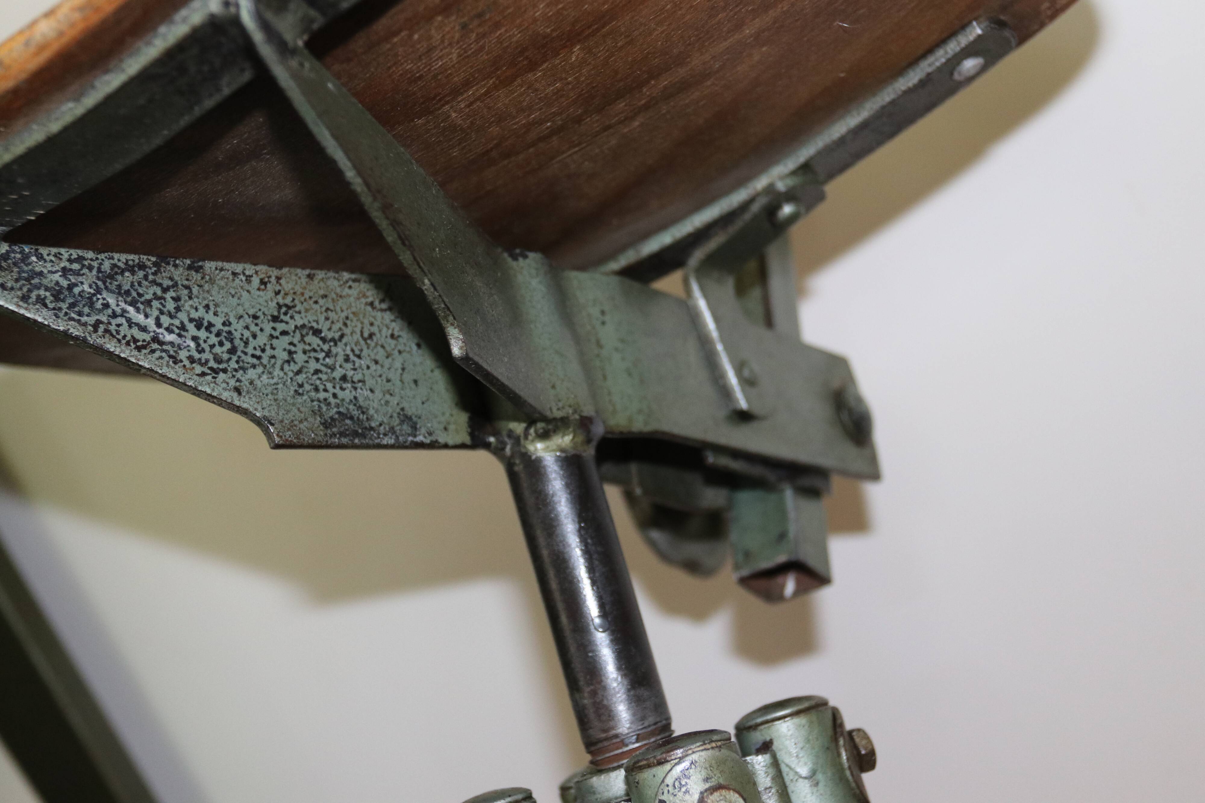 Bienaise workshop chair