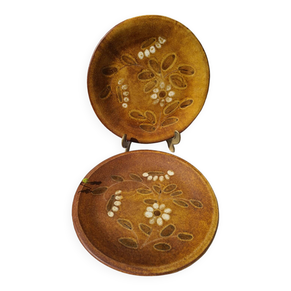 Deux grandes assiettes plates la roue vallauris