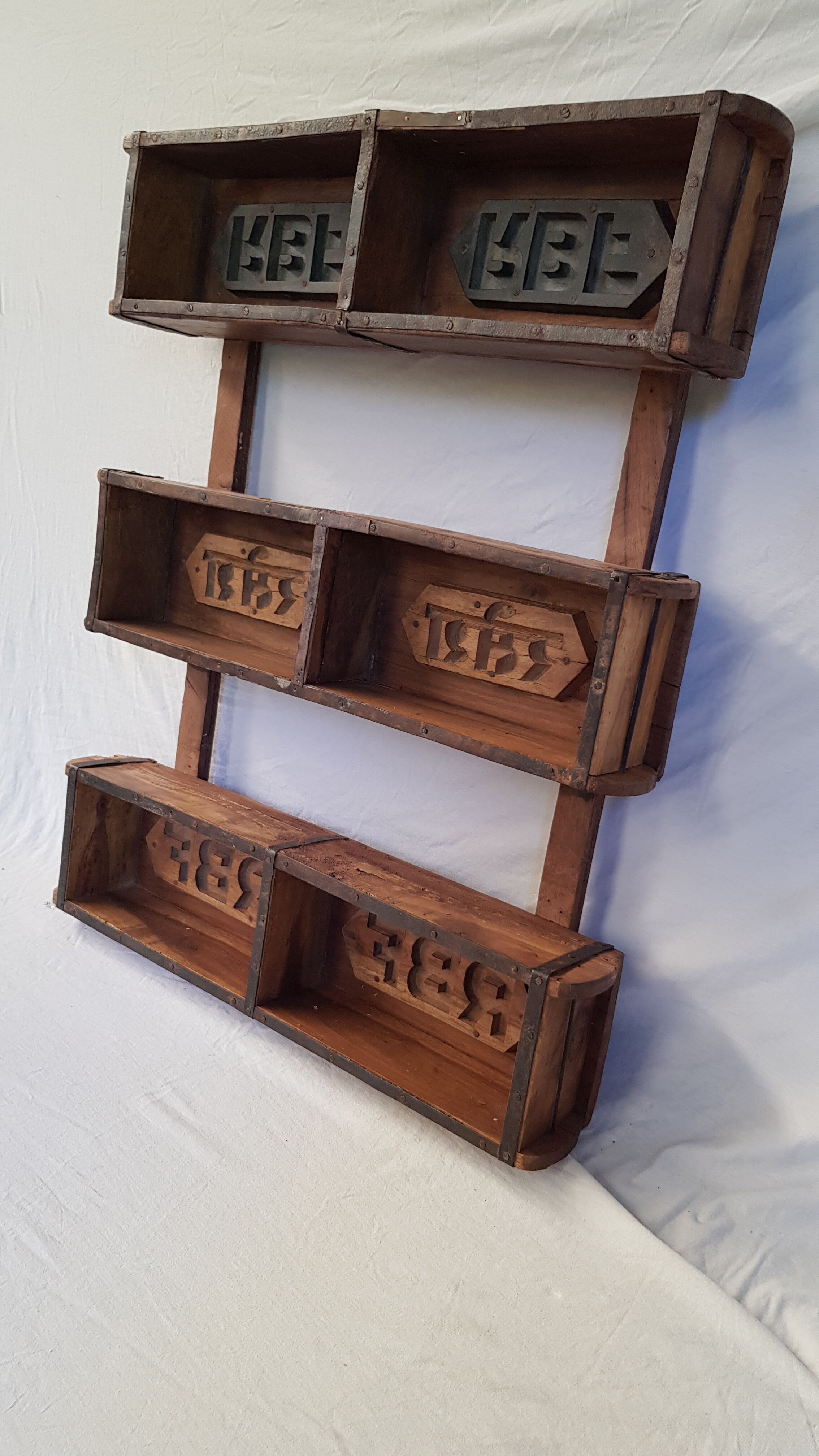 Etagère murale moules à briques en bois