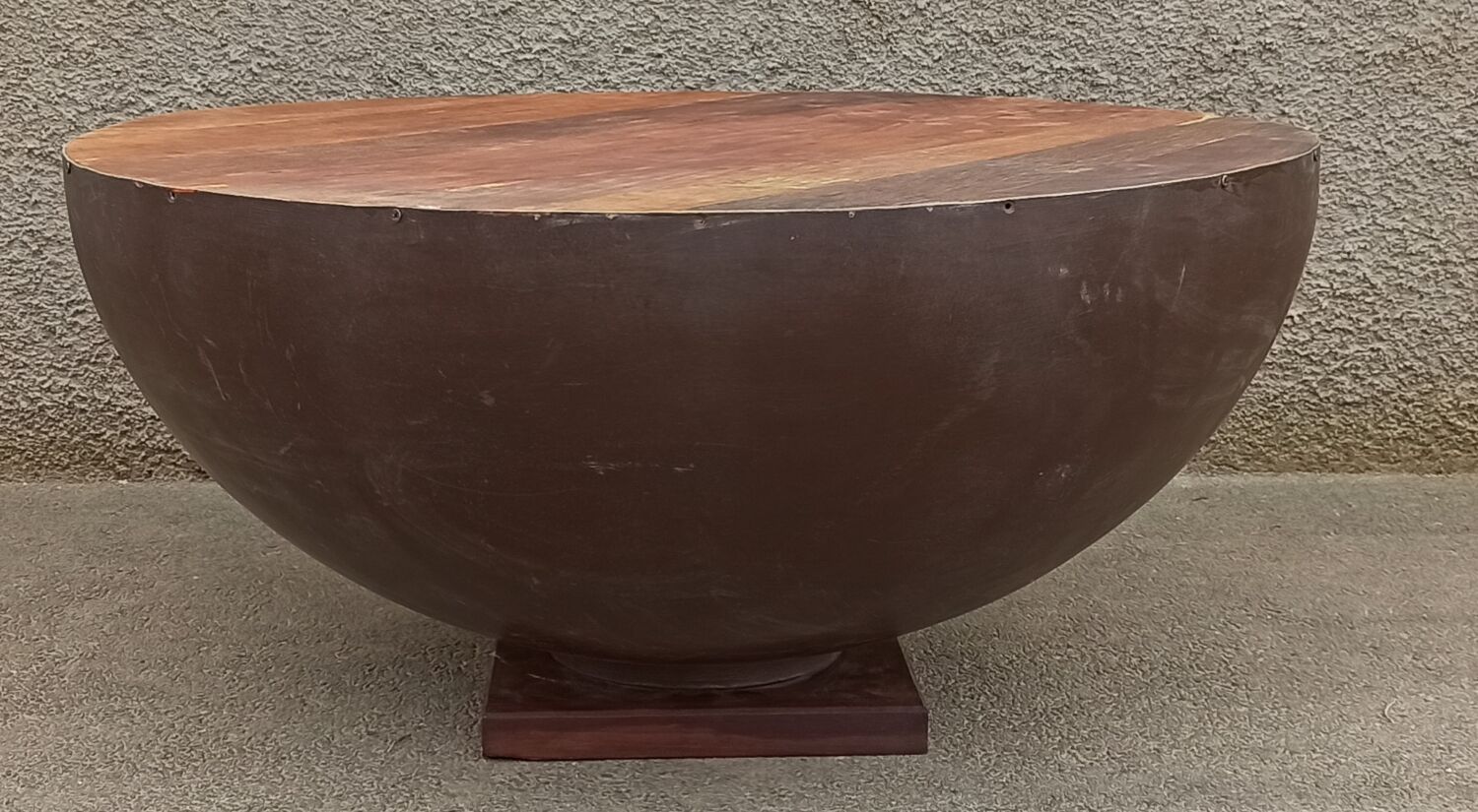 Round coffee table in wood