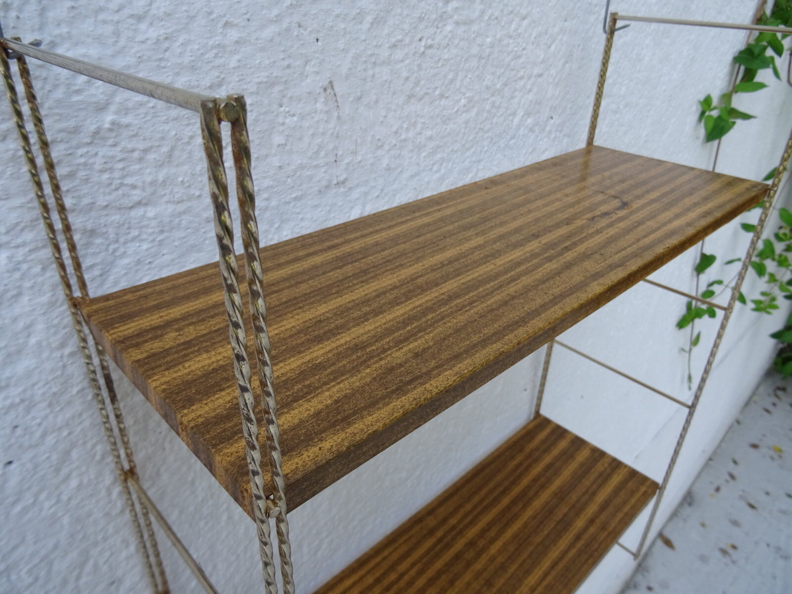 Modular wall shelf string