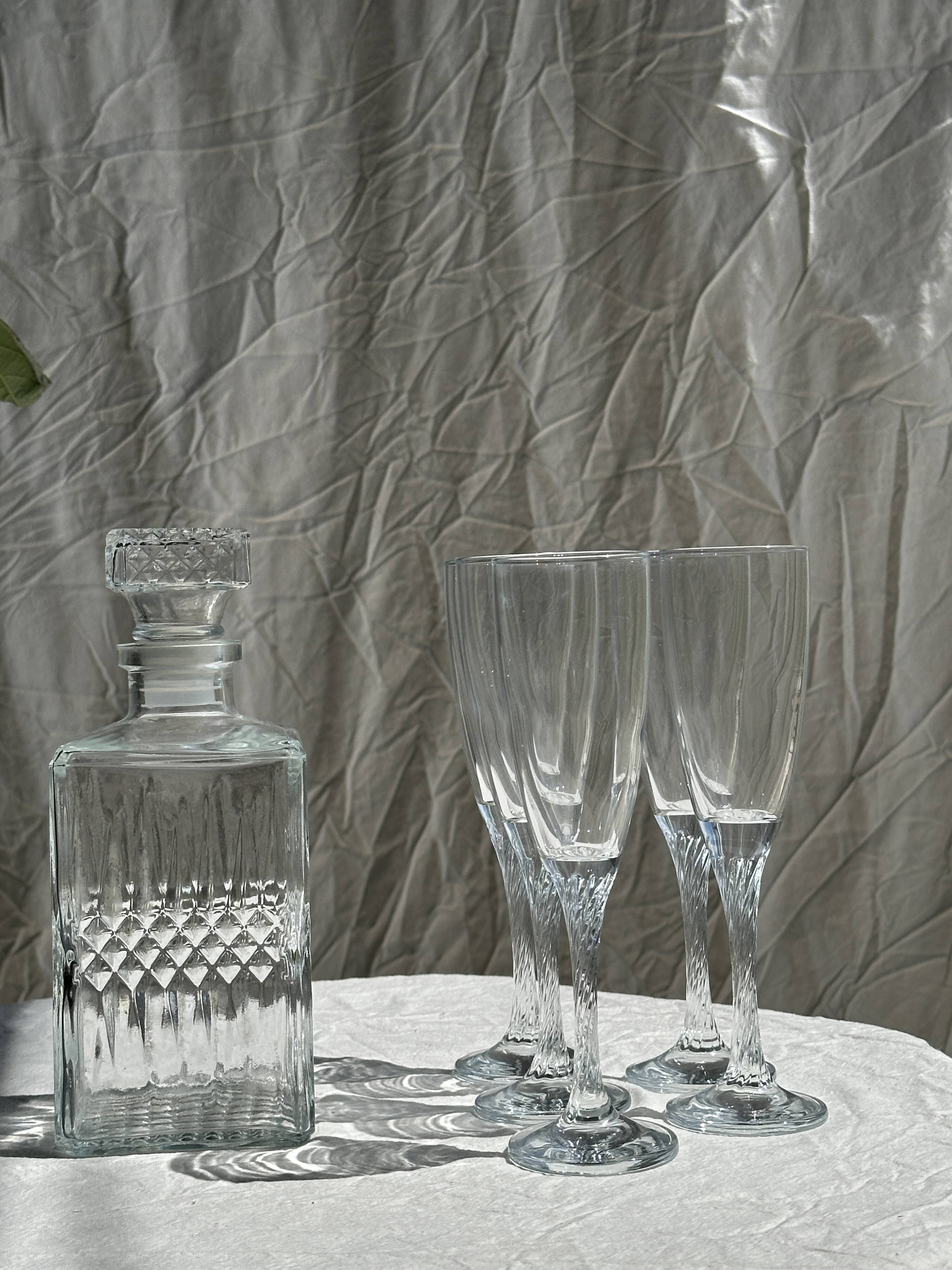Set of 5 glass champagne flutes with twisted ribbed base