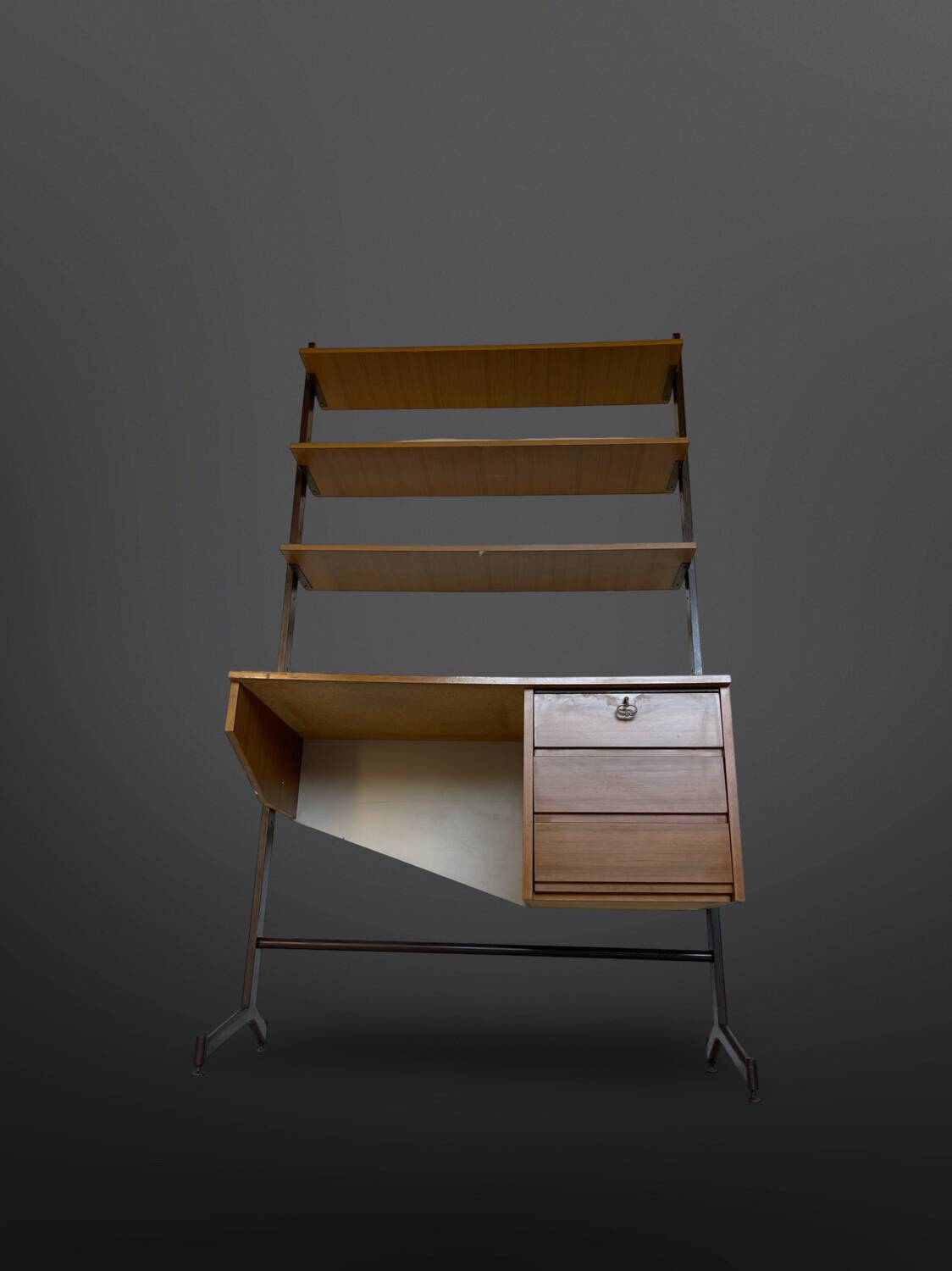 Bibliothèque italienne du milieu du siècle avec bureau.