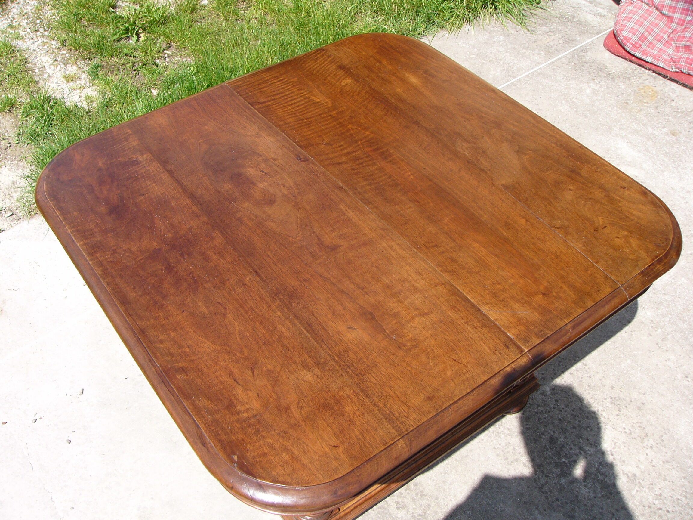 Dining room table