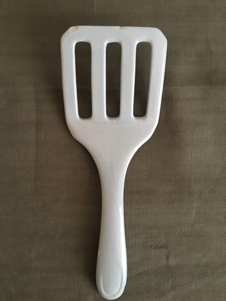 Asparagus dish and its blue spatula, Sarreguemines 1930