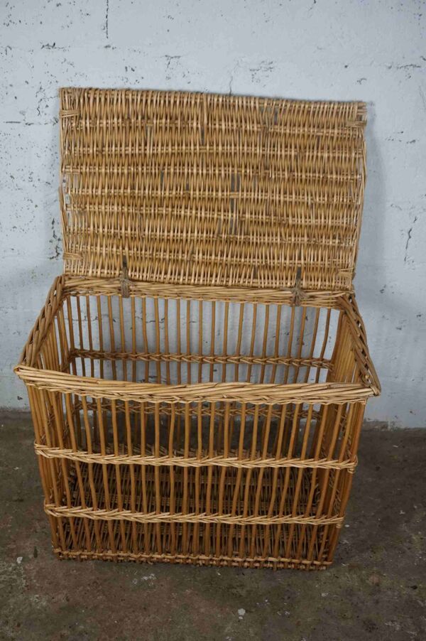 Malle en osier ancienne