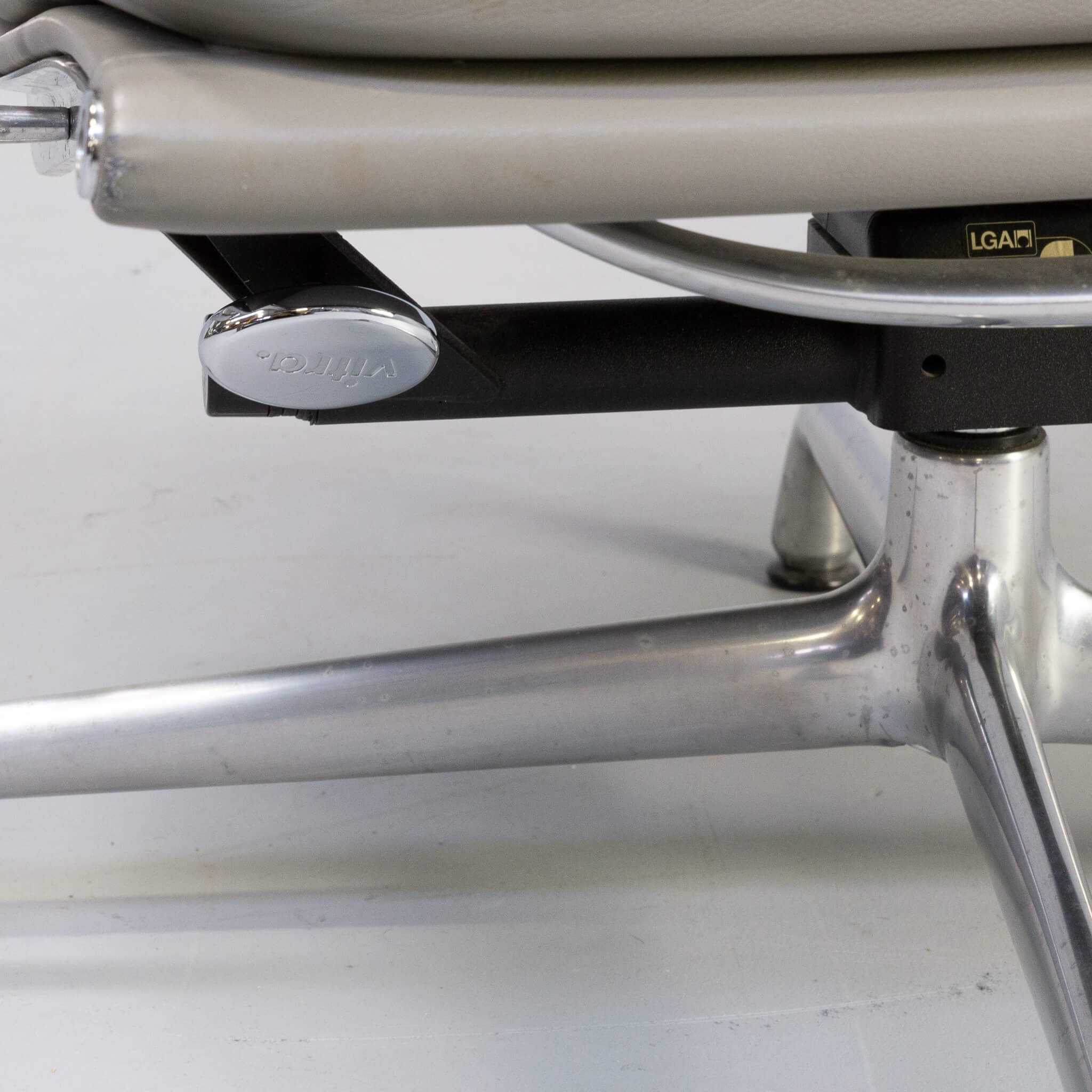 Charles and Ray Eames EA222 soft pad lounge fauteuil for Vitra