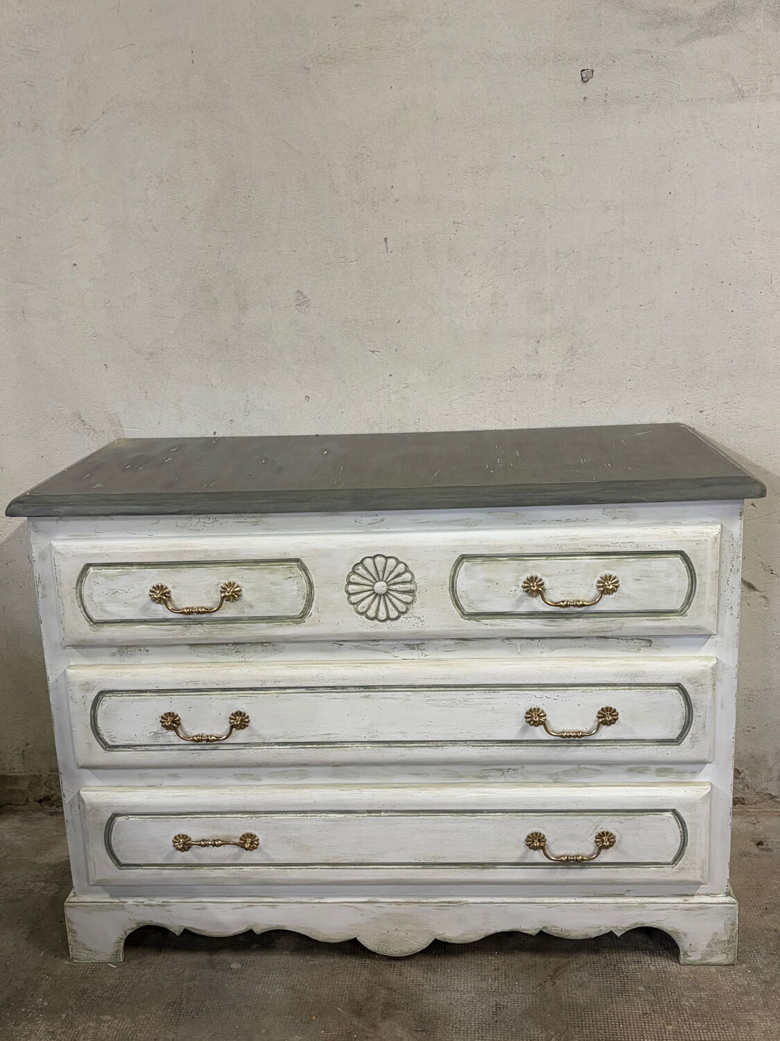 Vintage commode style