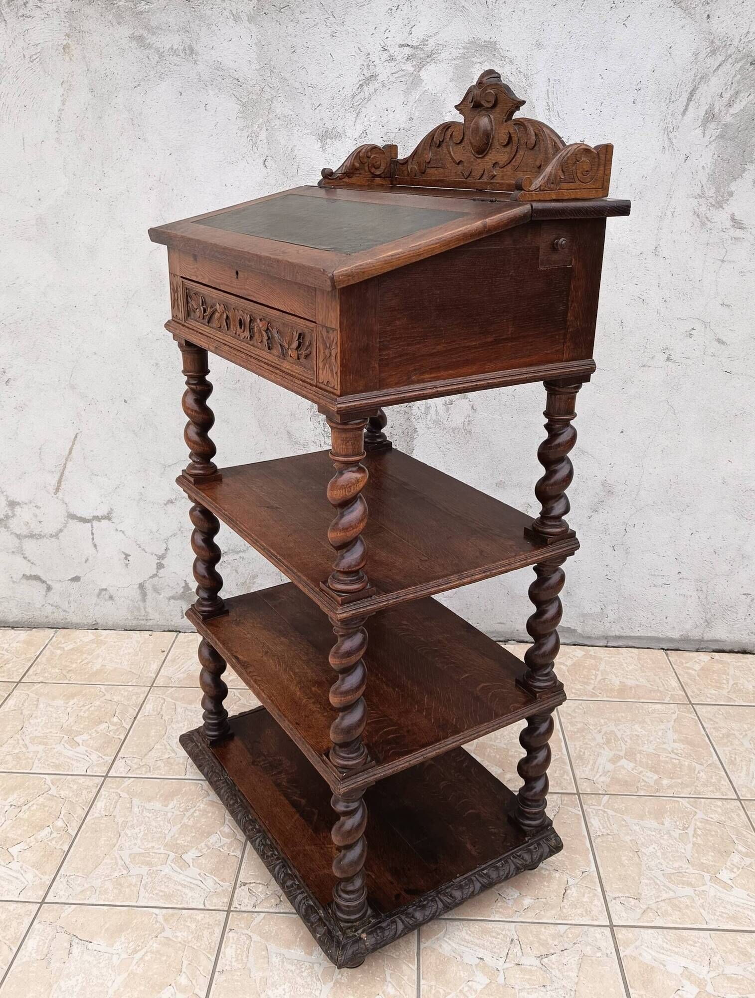 High Louis XIII writing desk in oak, 19th century.