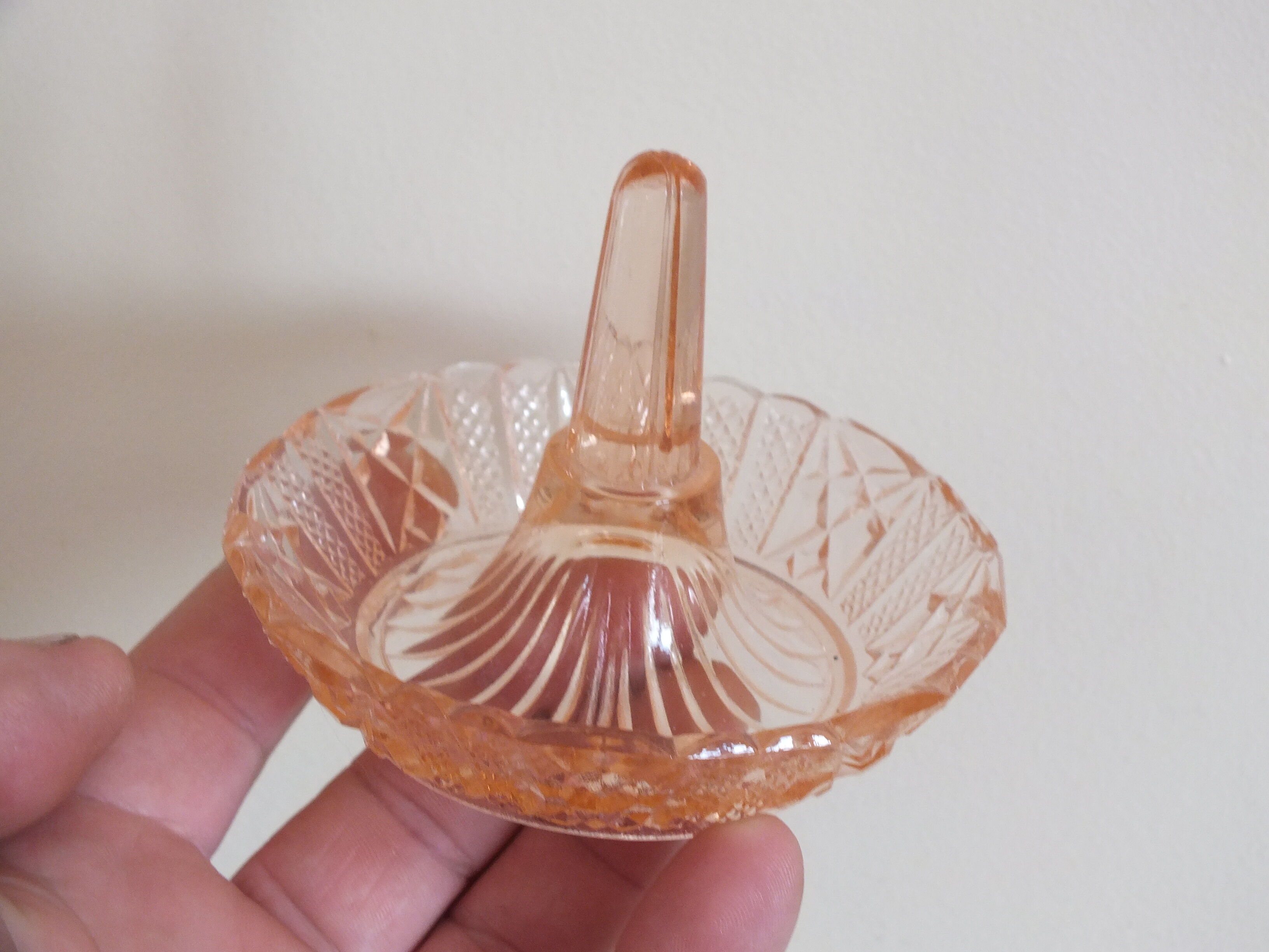 Baguier en cristal moulé rose