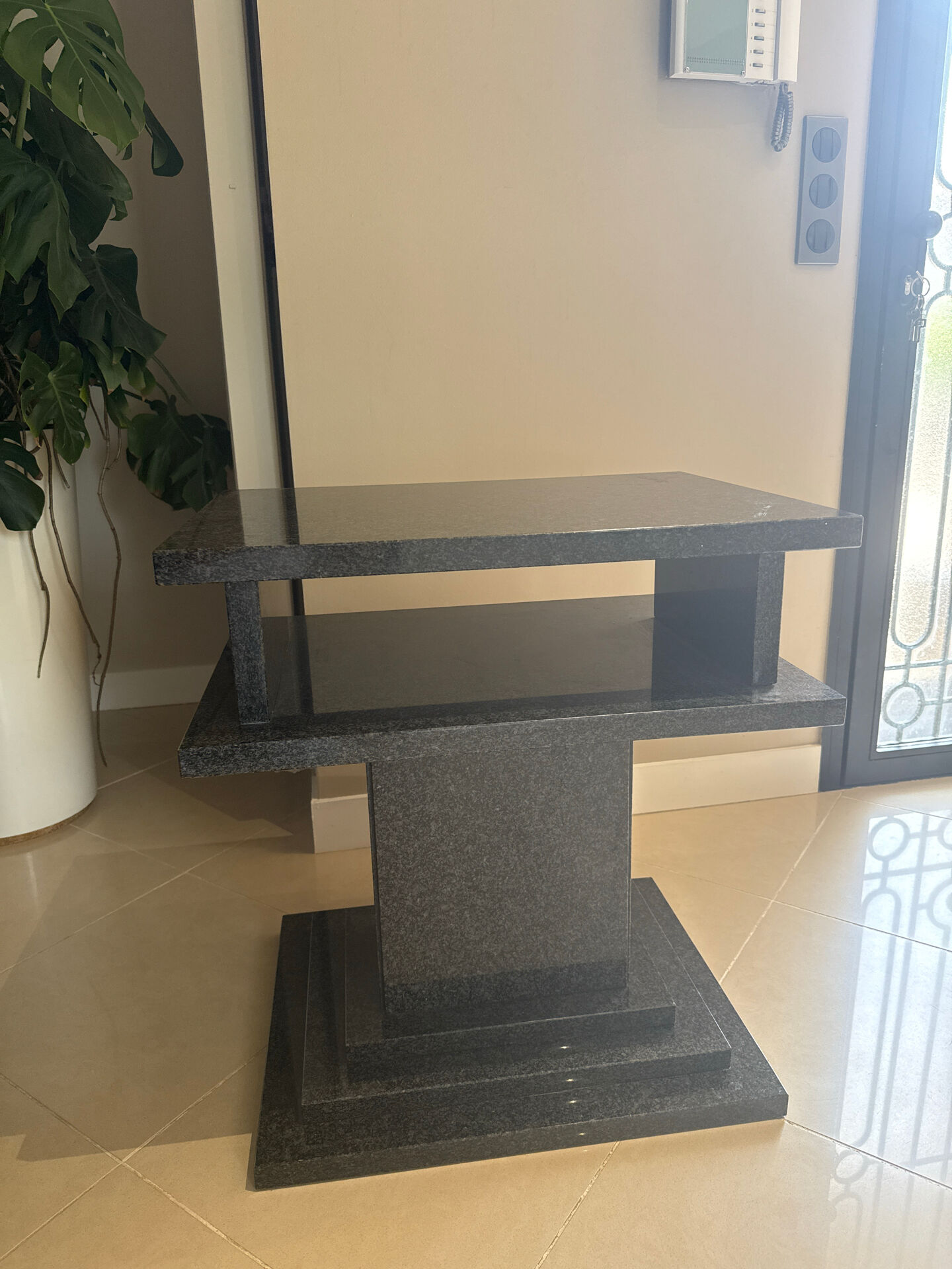 Table d’appoint / Console postmoderne en granit massif – années 1980
