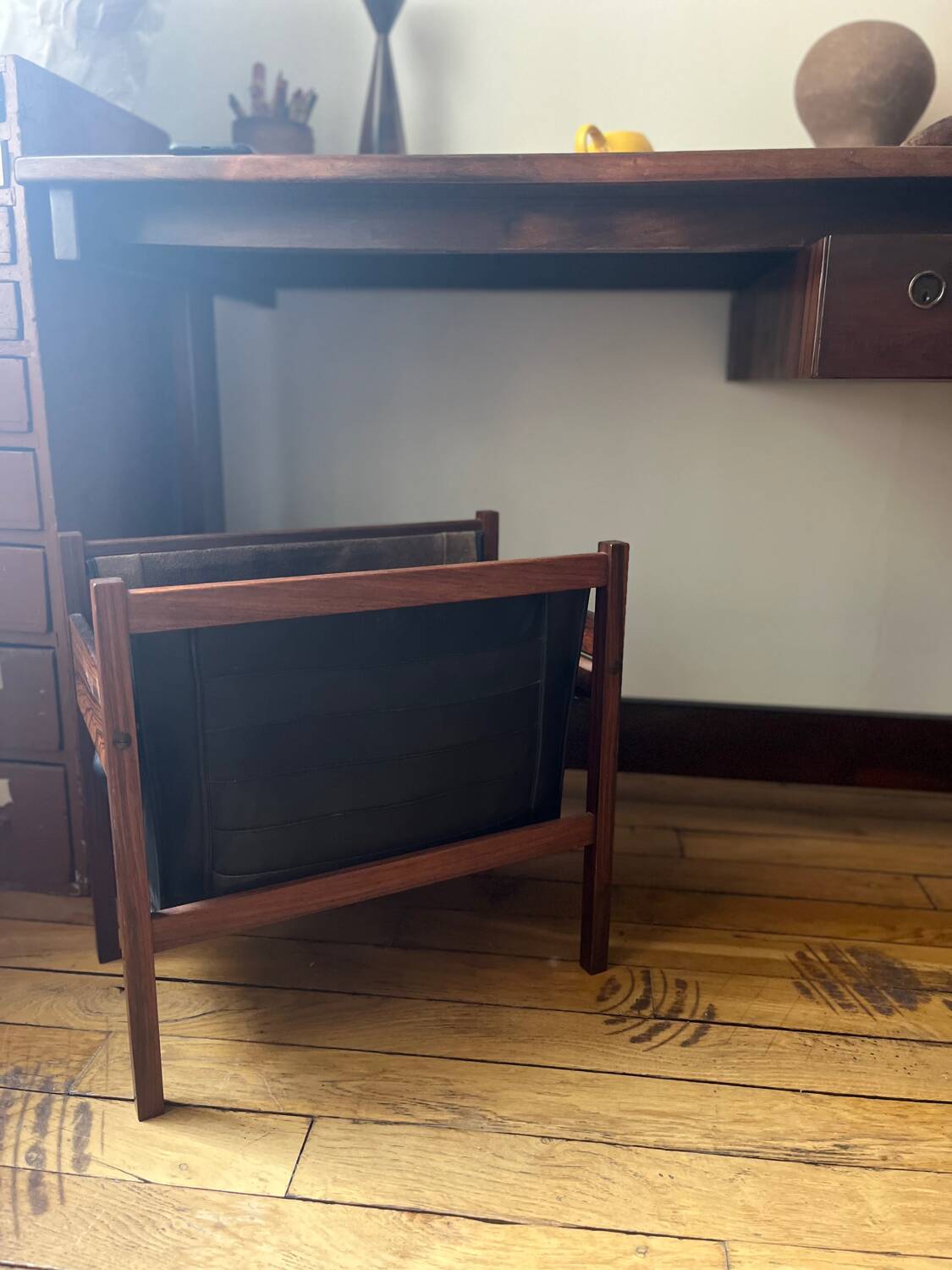 Porte revues scandinave en palissandre de Rio et cuir