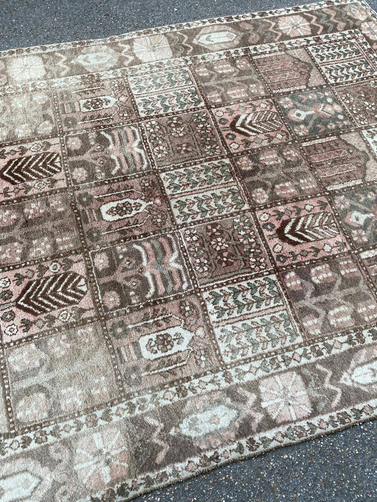 Handmade beige Bakhtiar rug with flowers 200x300.