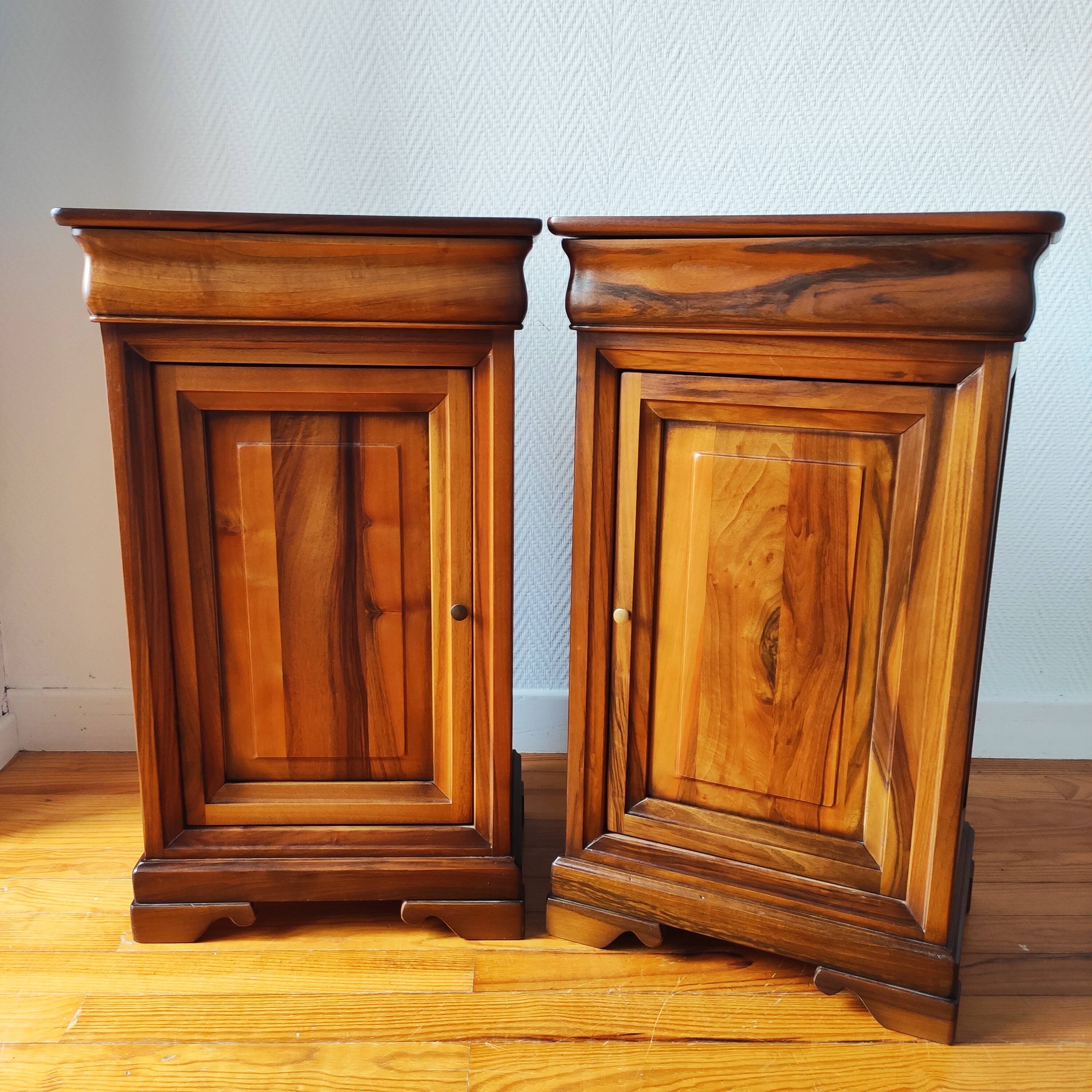 Paire de tables de nuit — style classique, inspiration Louis-Philippe