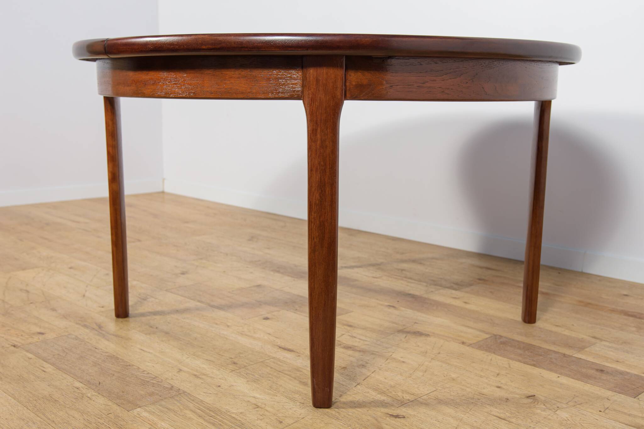 Mid-Century Round Extendable Dining Table, United Kingdom, 1960s.