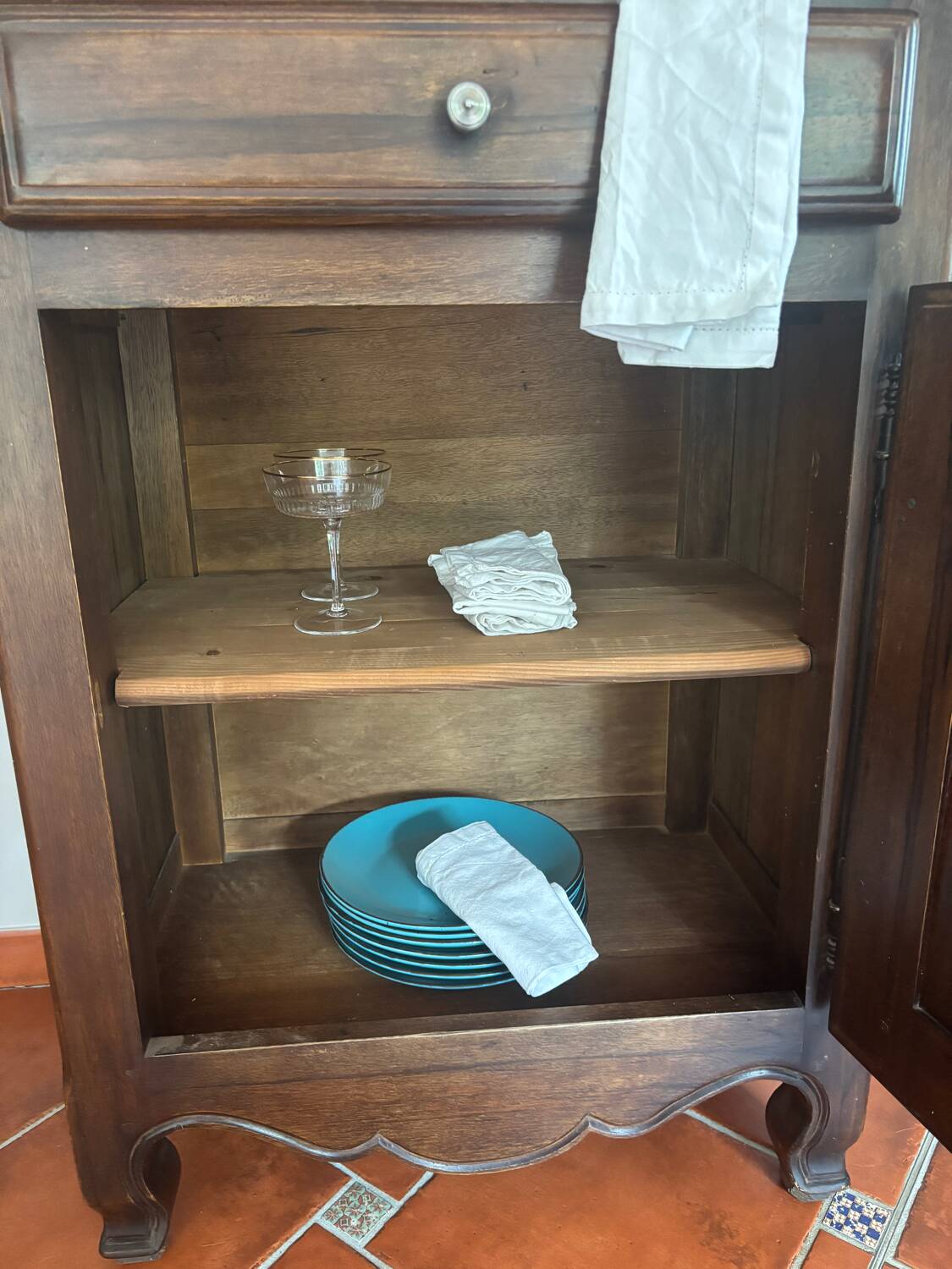 Buffet vaisselier ancien en chêne massif | Style Louis XV