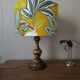 Lampe à poser bois tourné ancien | imprimé ocre végétal & botanique 