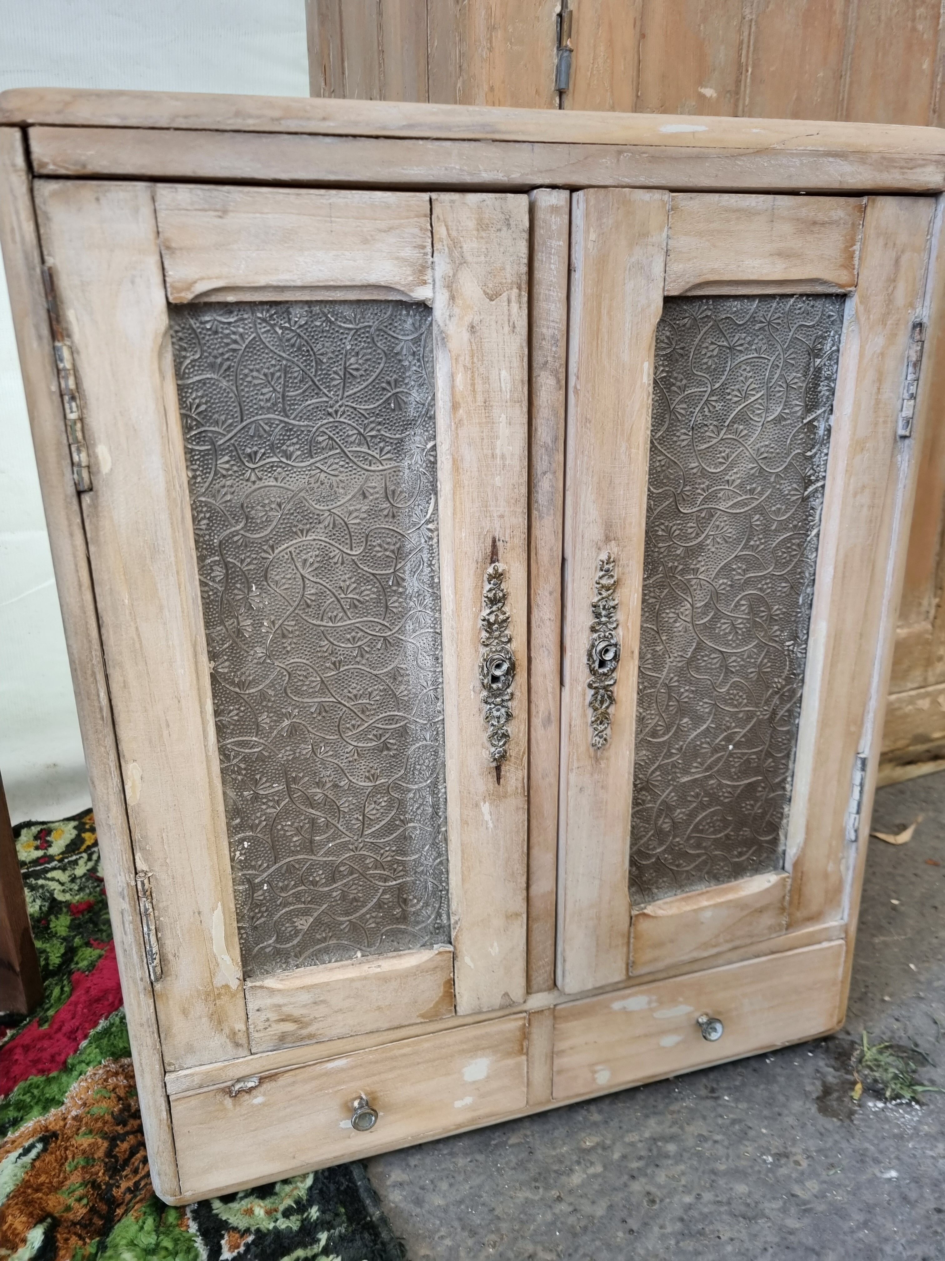 Armoire à pharmacie ou à épices