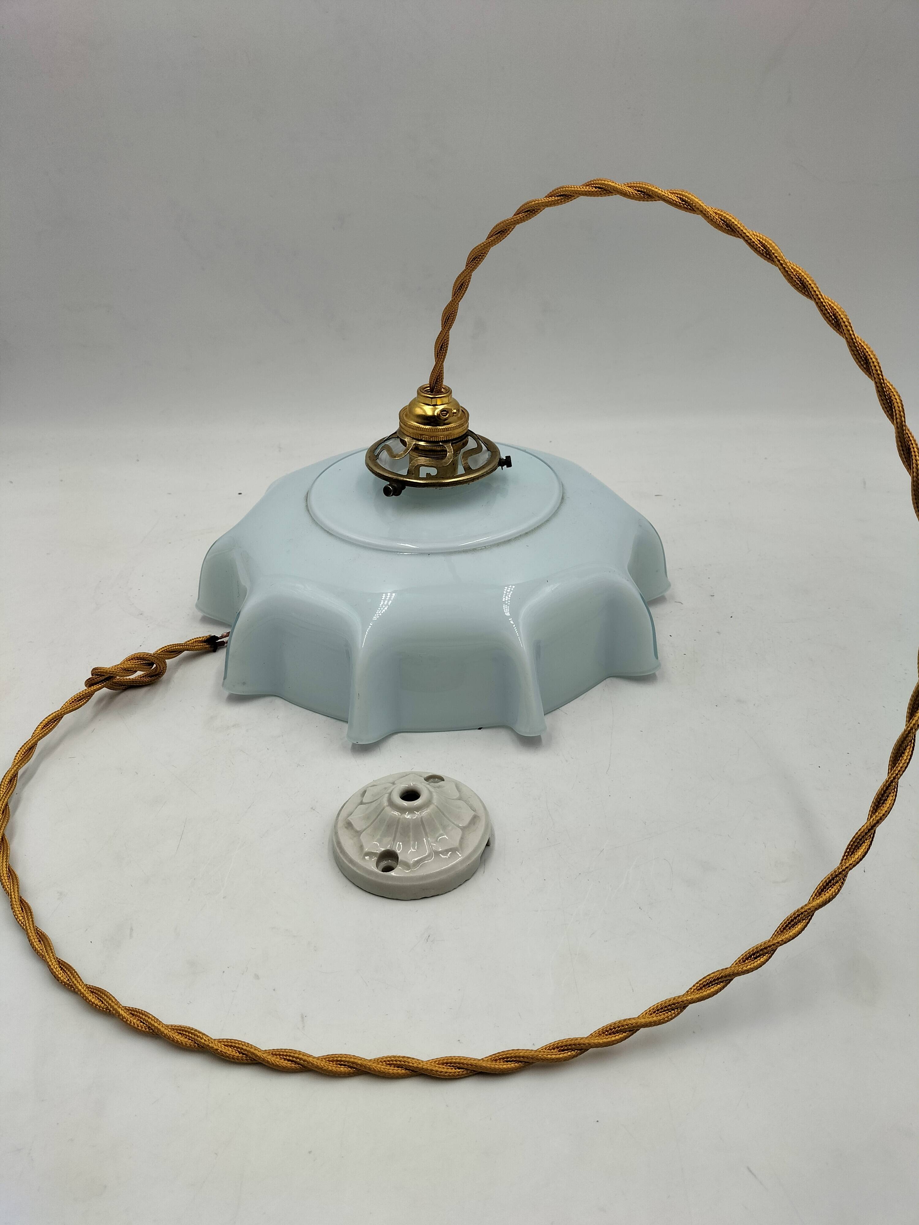 Blue opaline suspension