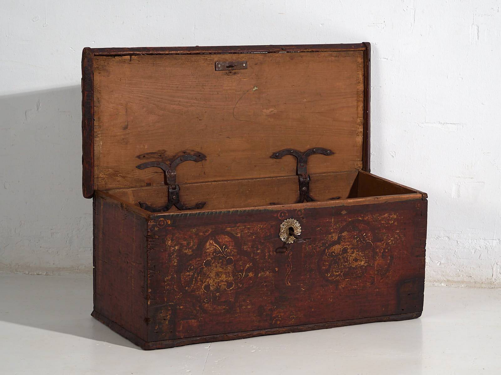 Antique chest painted with floral motifs and iron lock (circa 1820) #47