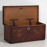 Coffre ancien peint avec motifs floraux et serrure en fer (vers 1820) #47