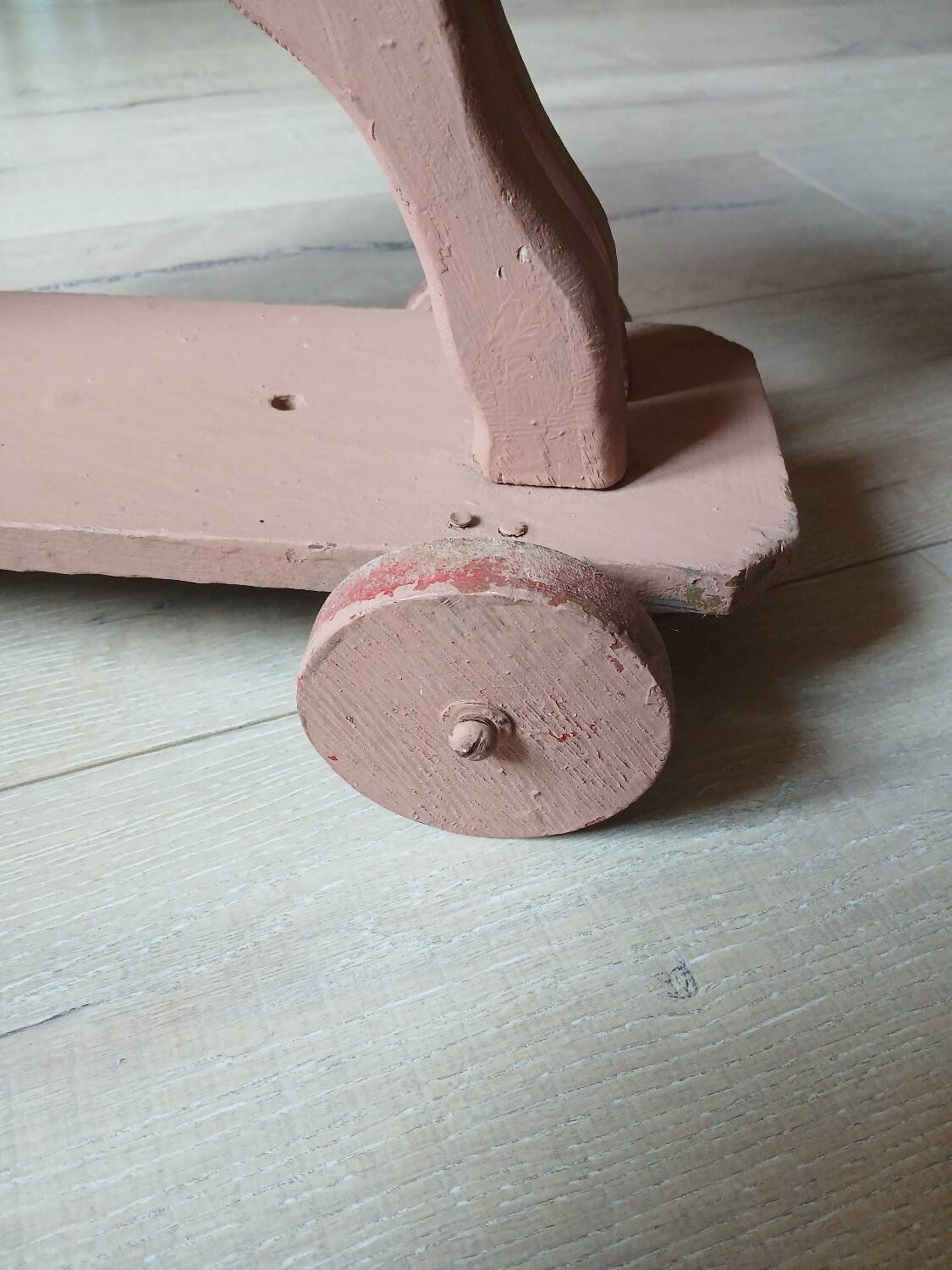 Cheval ancien en bois à roulettes