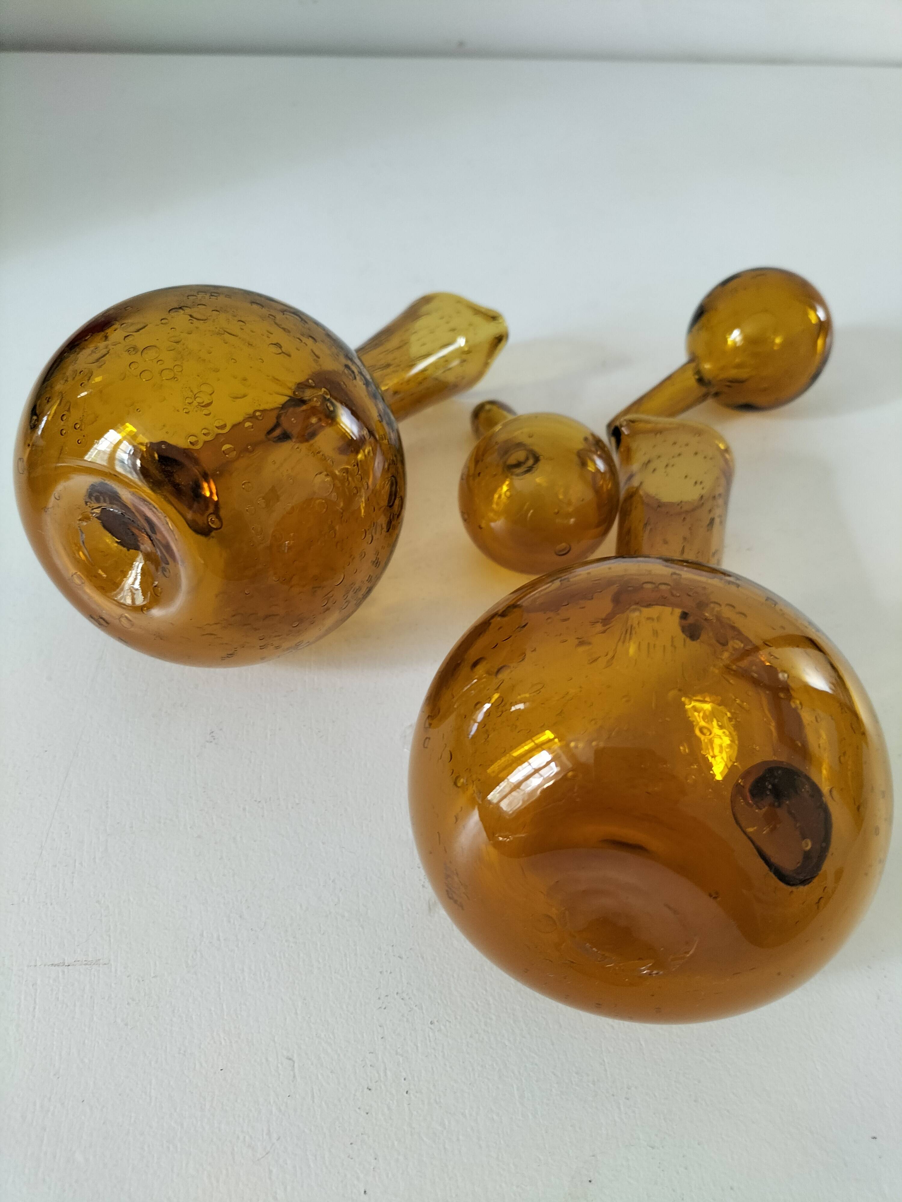 Duo of blown glass carafes – Biot signed – Bubbled amber glass