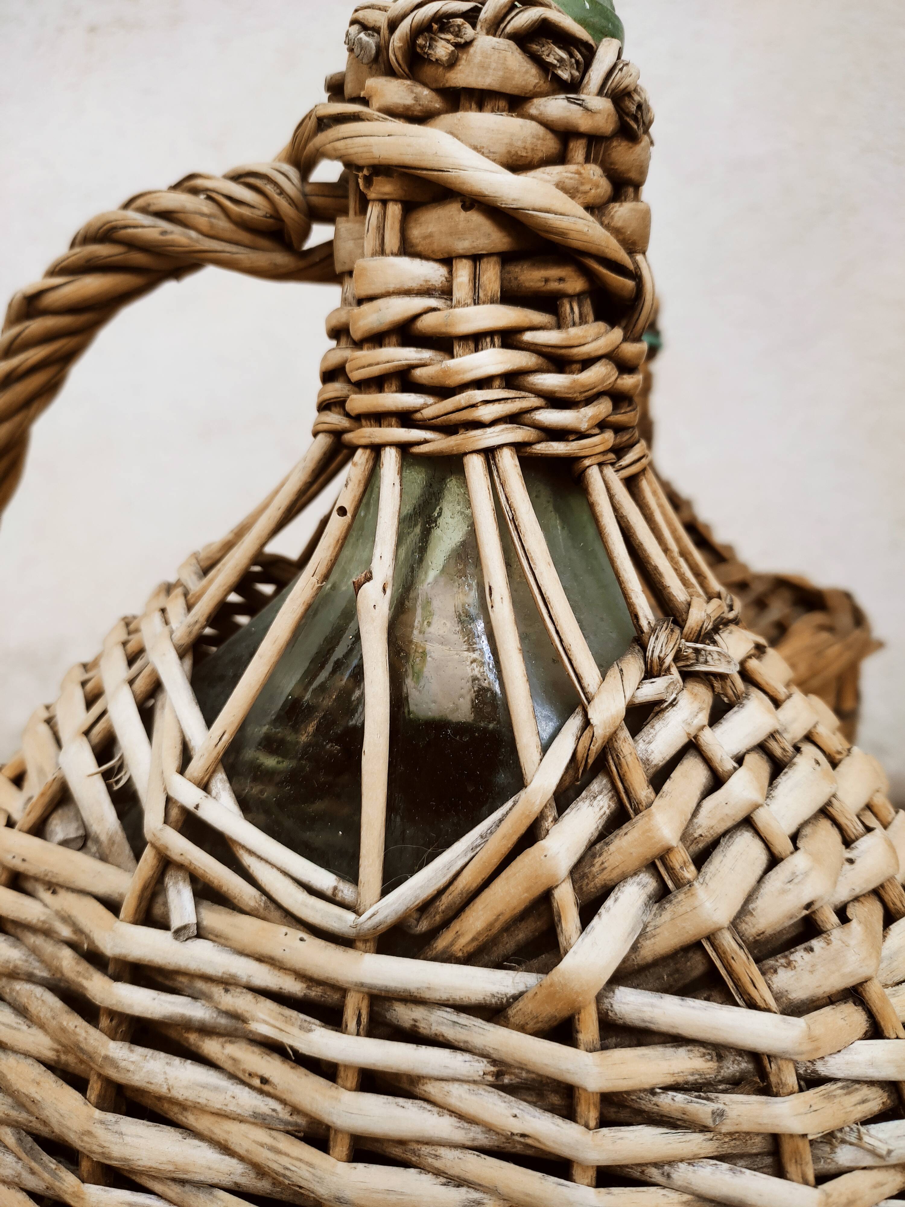 Duo of ladies jeanne with wicker