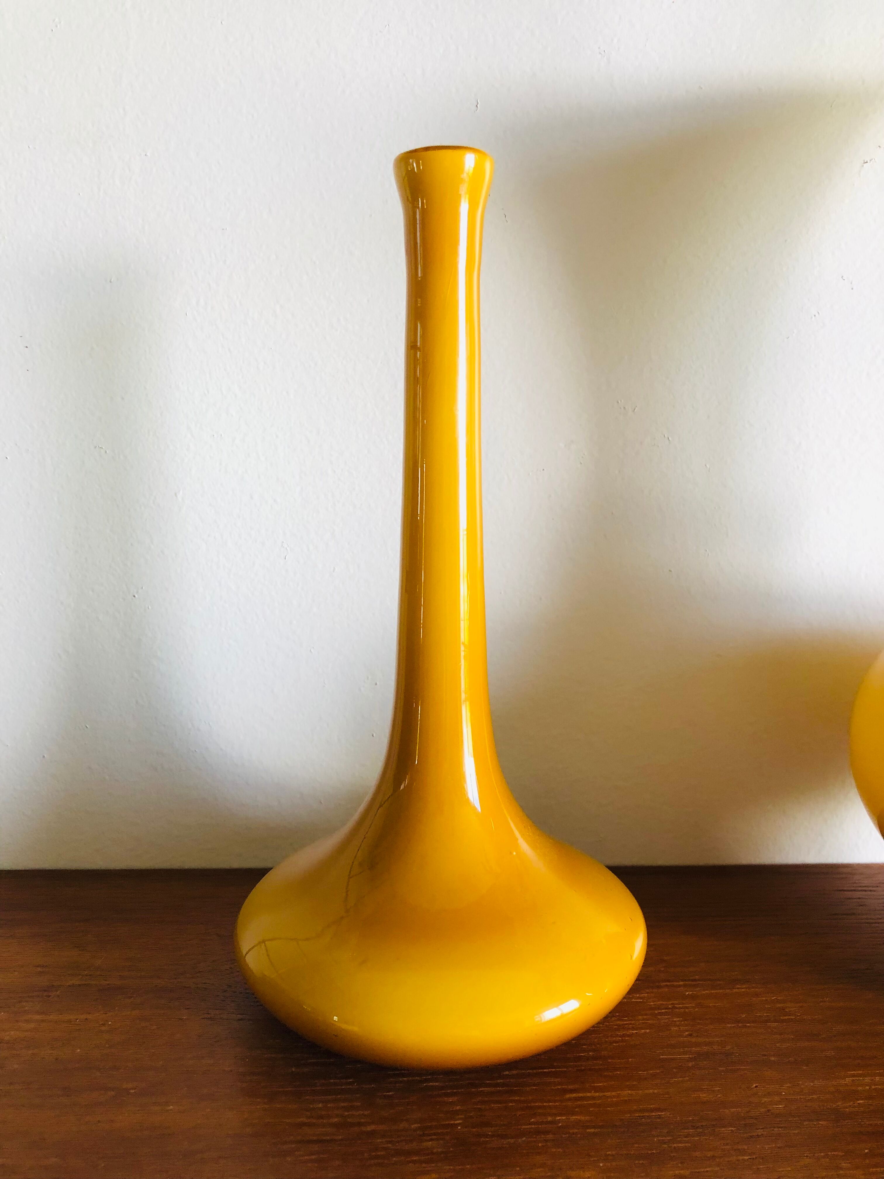 Vase looped soliflore in opaline yellow ochre