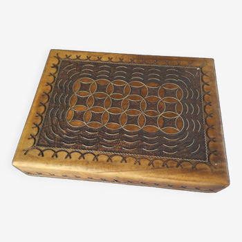 Ancienne boîte en bois à décor géométrique et laiton