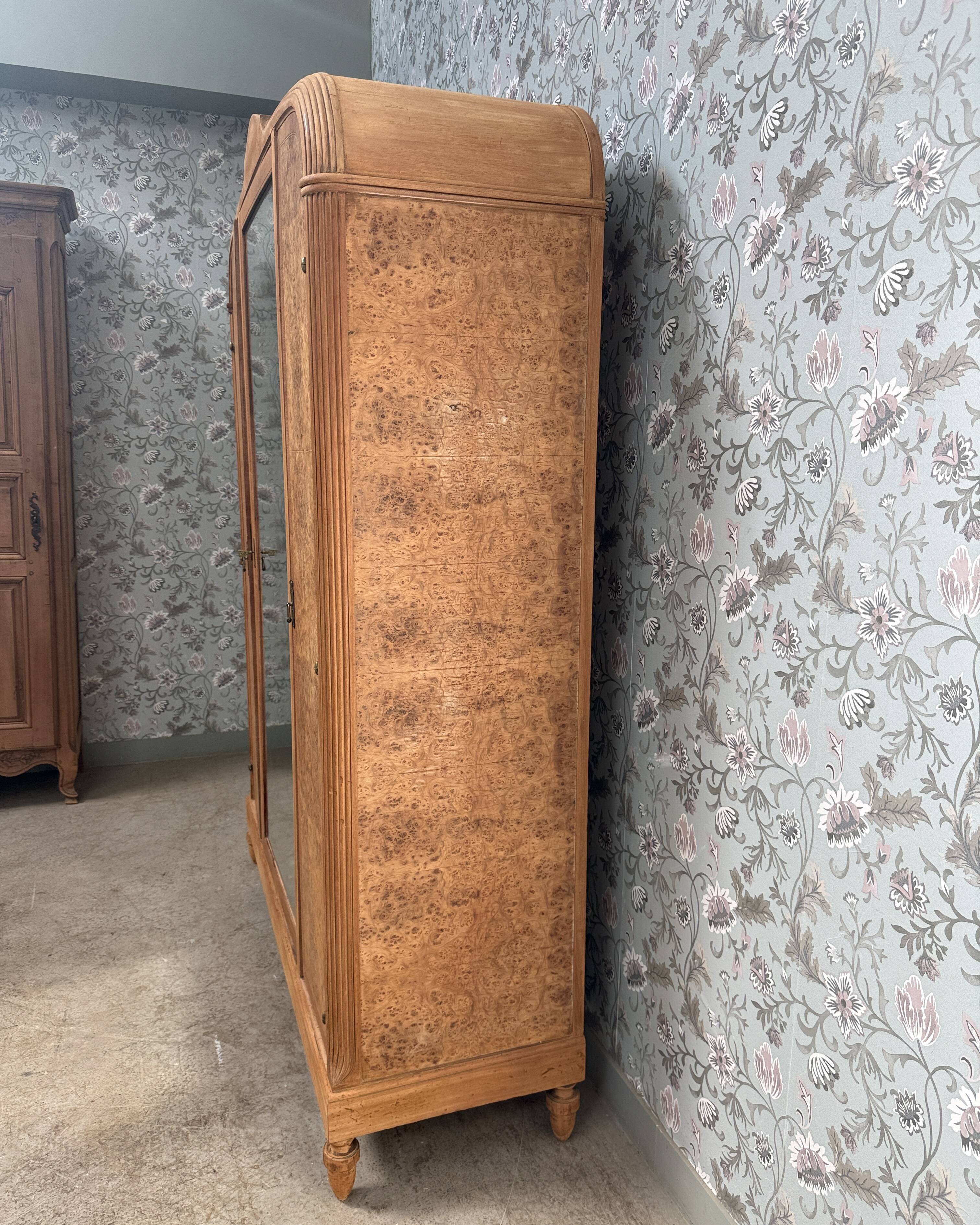Armoire Art Déco en érable moucheté, rénovée