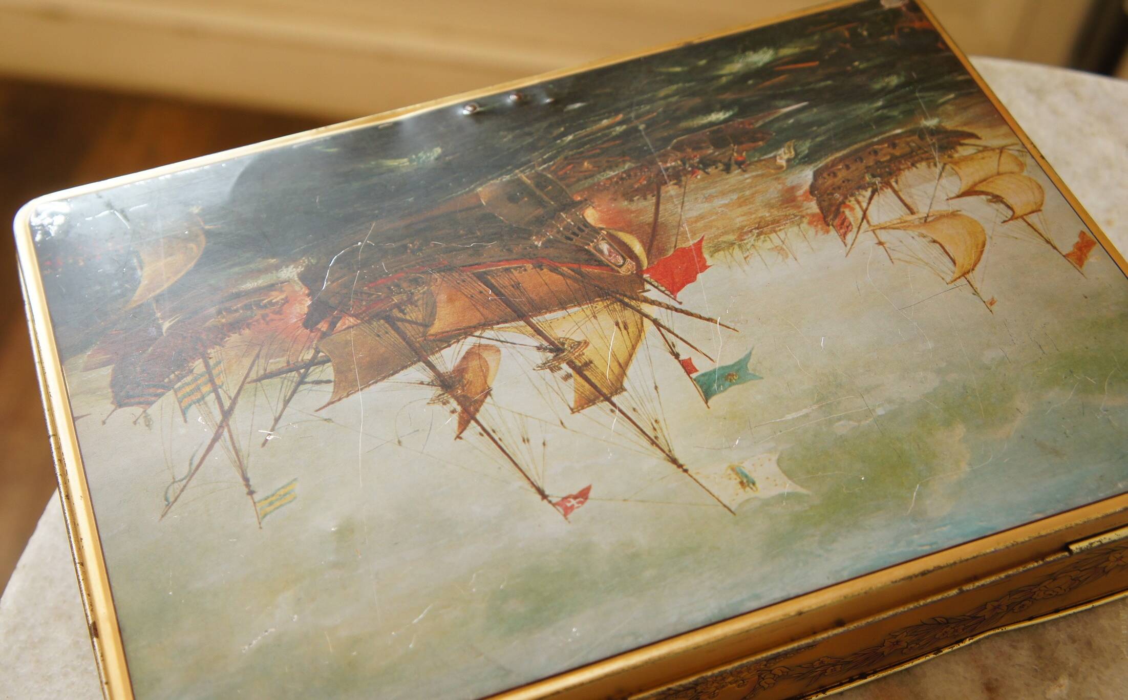 Lithographed sheet metal key box with its key