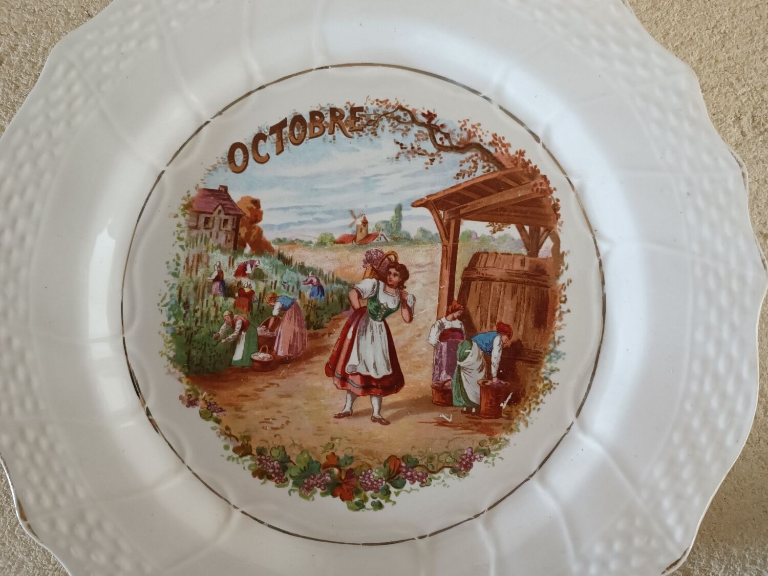 2 assiettes Les mois de l'année Octobre Novembre Saint Amand