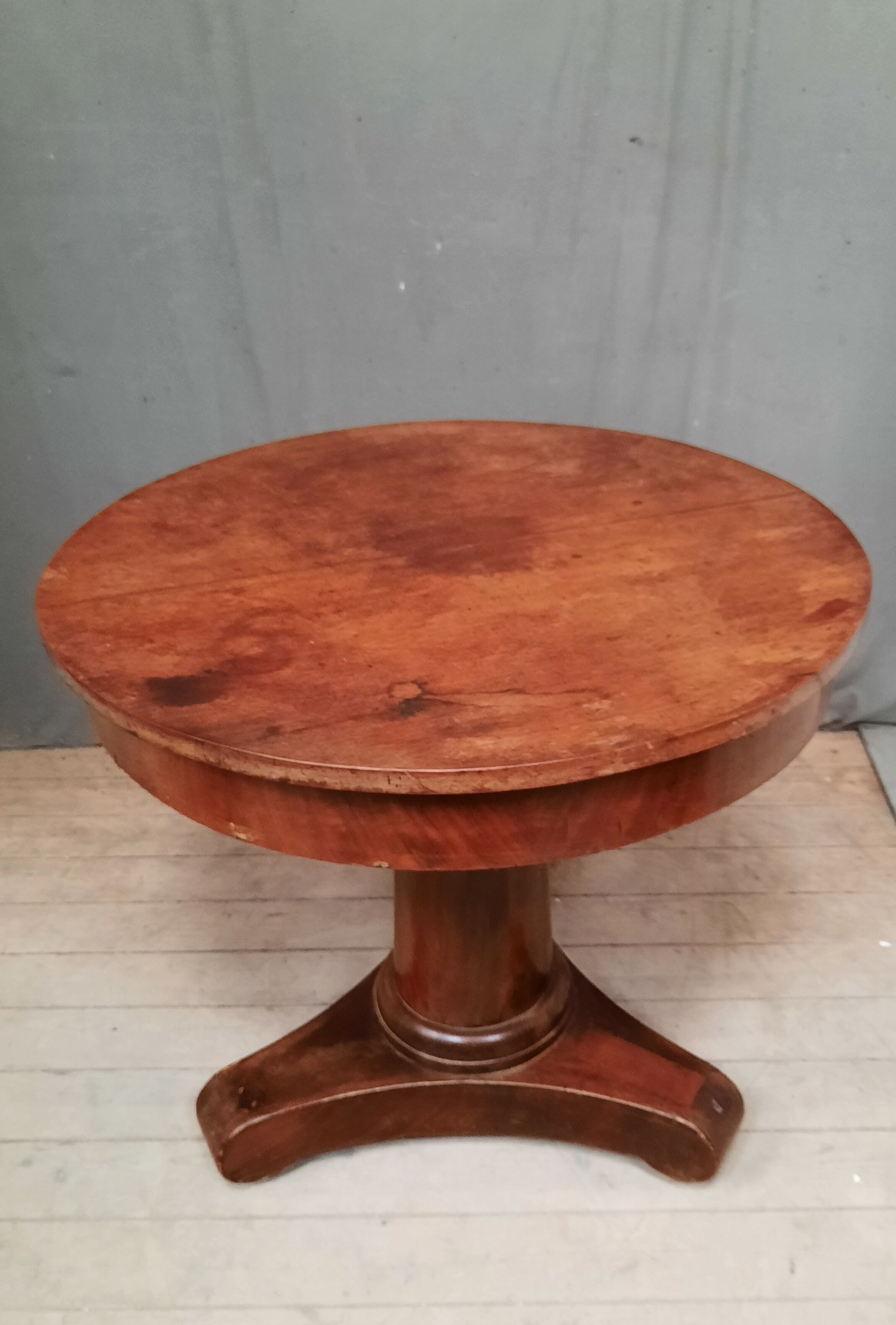 Restoration pedestal table with central barrel