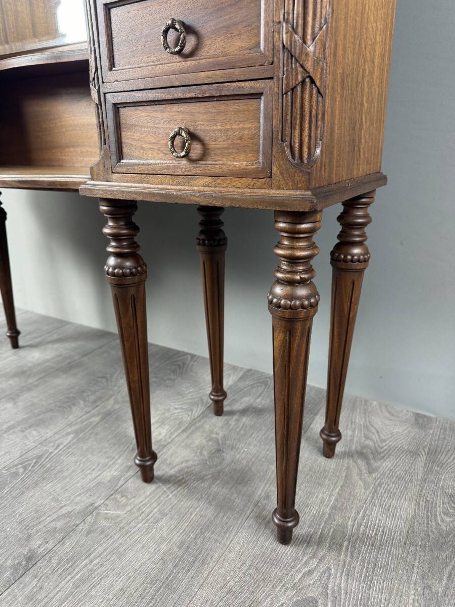 Coiffeuse avec miroir triptyque de style Louis XVI, XXe siècle