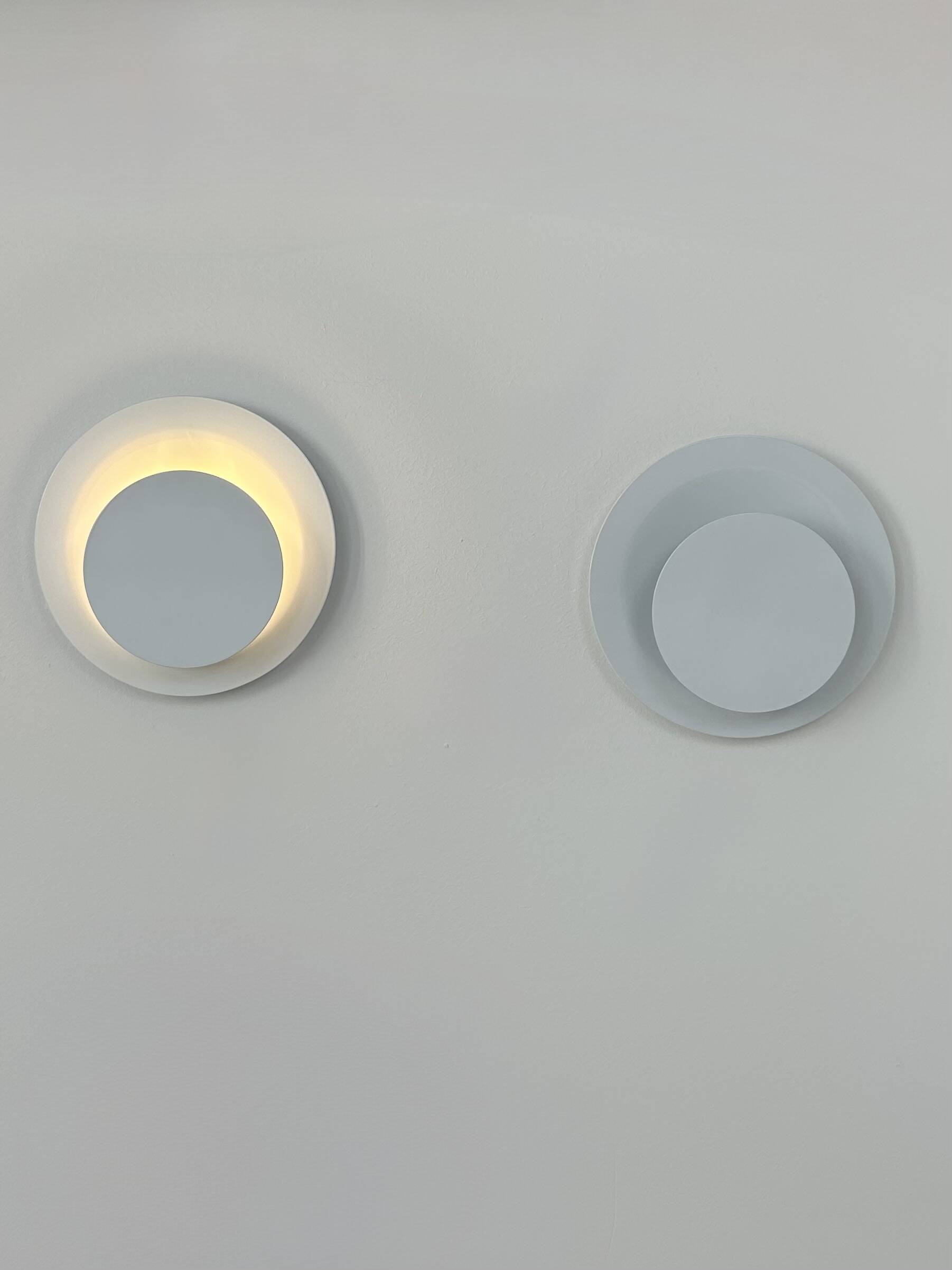 Paire d'appliques vintage, métal laqué blanc, Suède, 1970