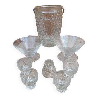 Carafe set, 5 small digestive glasses and 2 leaf-patterned cup glasses.