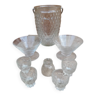 Ensemble carafe, 5 petits verres à digestif et 2 verre coupelle à motifs feuilles.