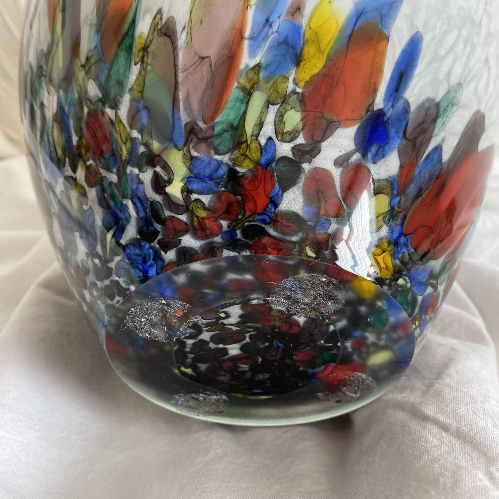 Grand vase en verre soufflé à inclusions polychromes style Murano