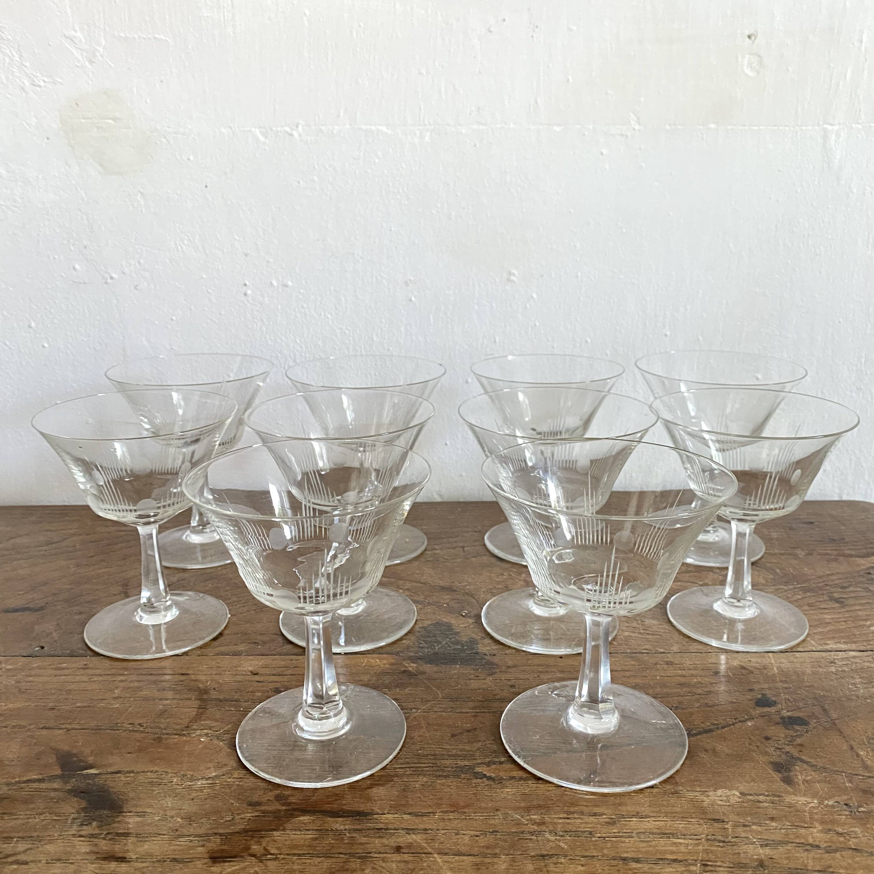 Coupes à champagne anciennes en verre gravé