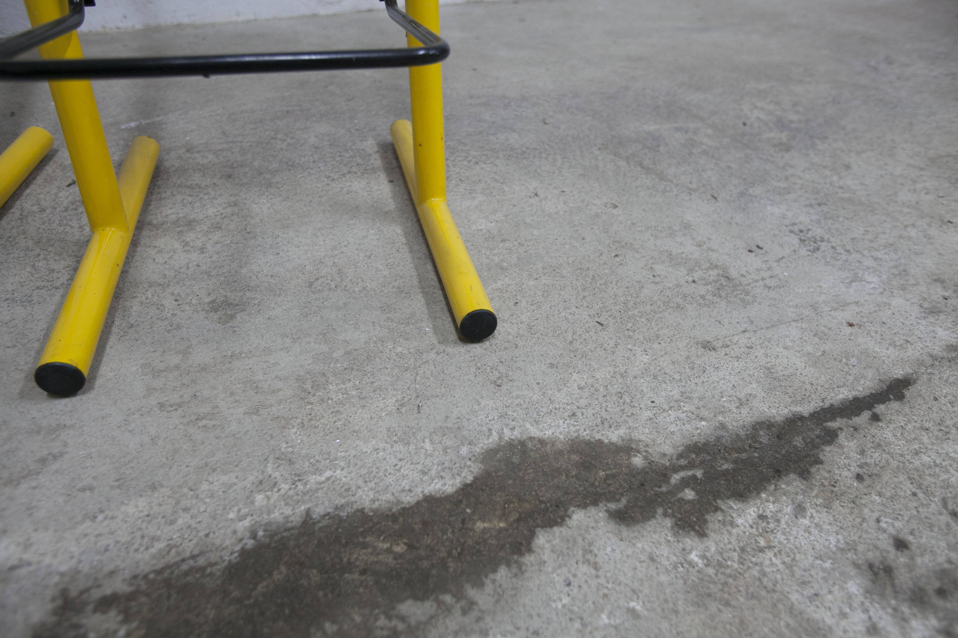 Pair of adjustable Italian bar stools in lacquered yellow and black