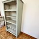 Bibliothèque en bois peint en vert céladon et lait d'amande