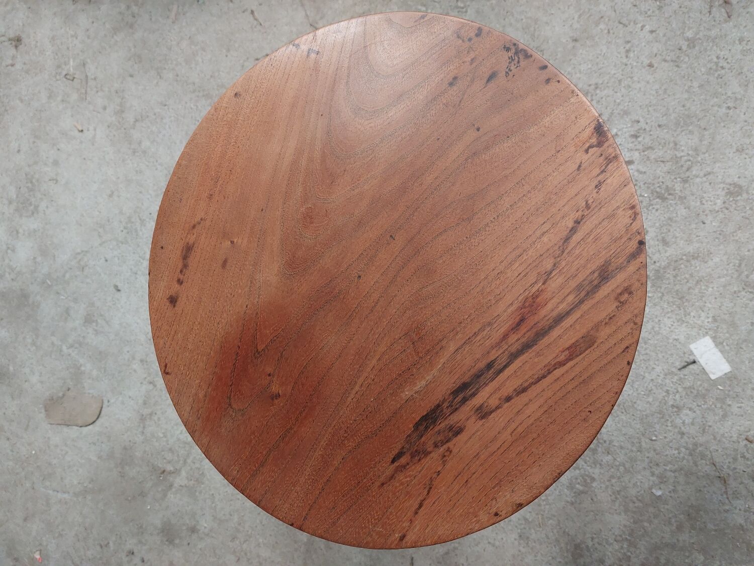 Round pedestal table