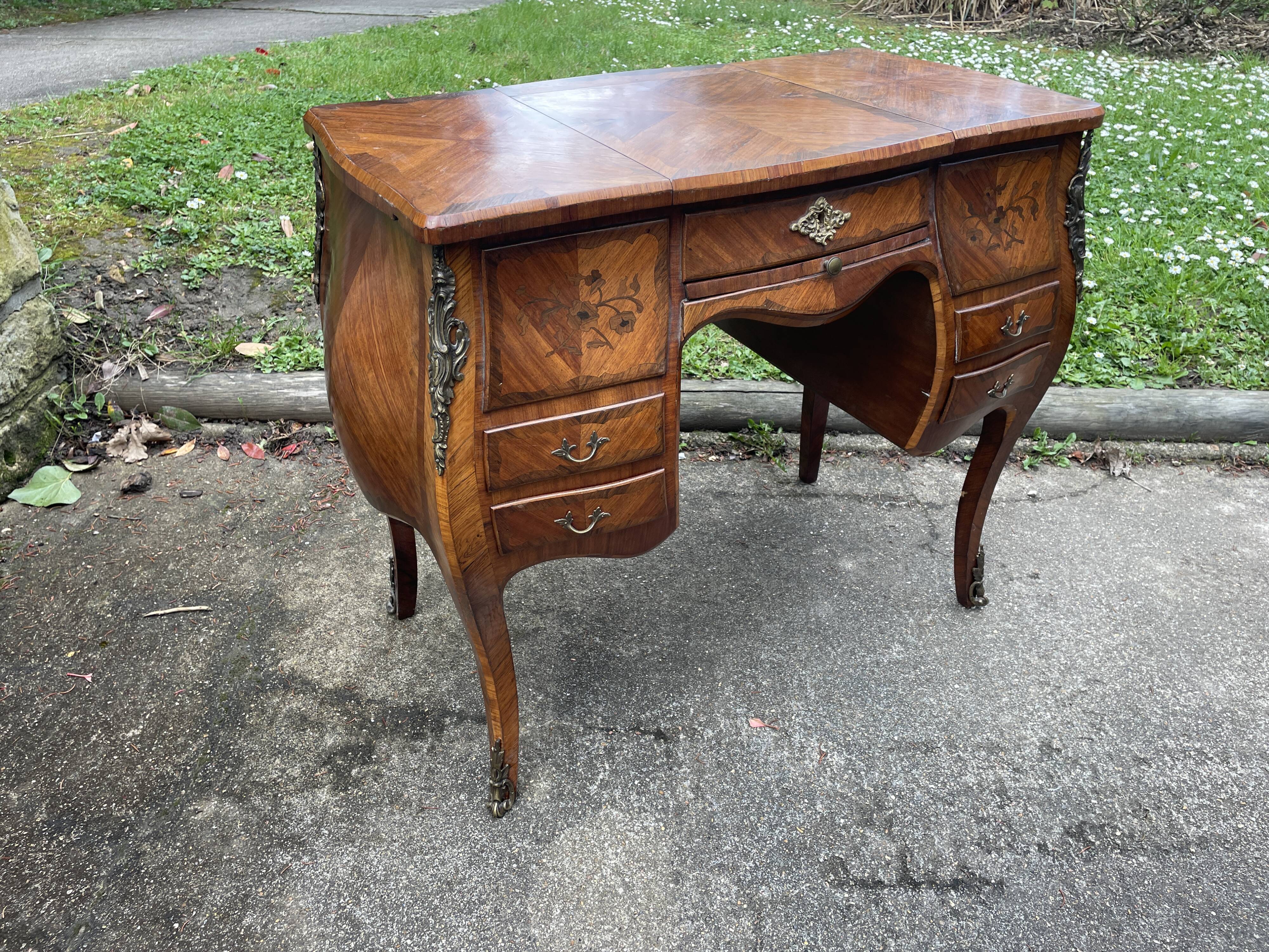 Beautiful marquetry dressing table with floral decoration, all curved (curved) faces in Louis XV style.